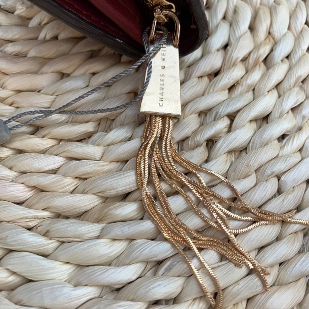 ของแท้ 💯% CHARLES & KEITH METAL TASSEL CLASSIC LONG WALLET กระเป๋าเงินใบยาวรุ่นพู่ยอดฮิต!! หนังพิมพ์ลายคาร์เวียร์ใช้ทน ด้านหลังมีช่องใส่บัตร/แบงค์ได้