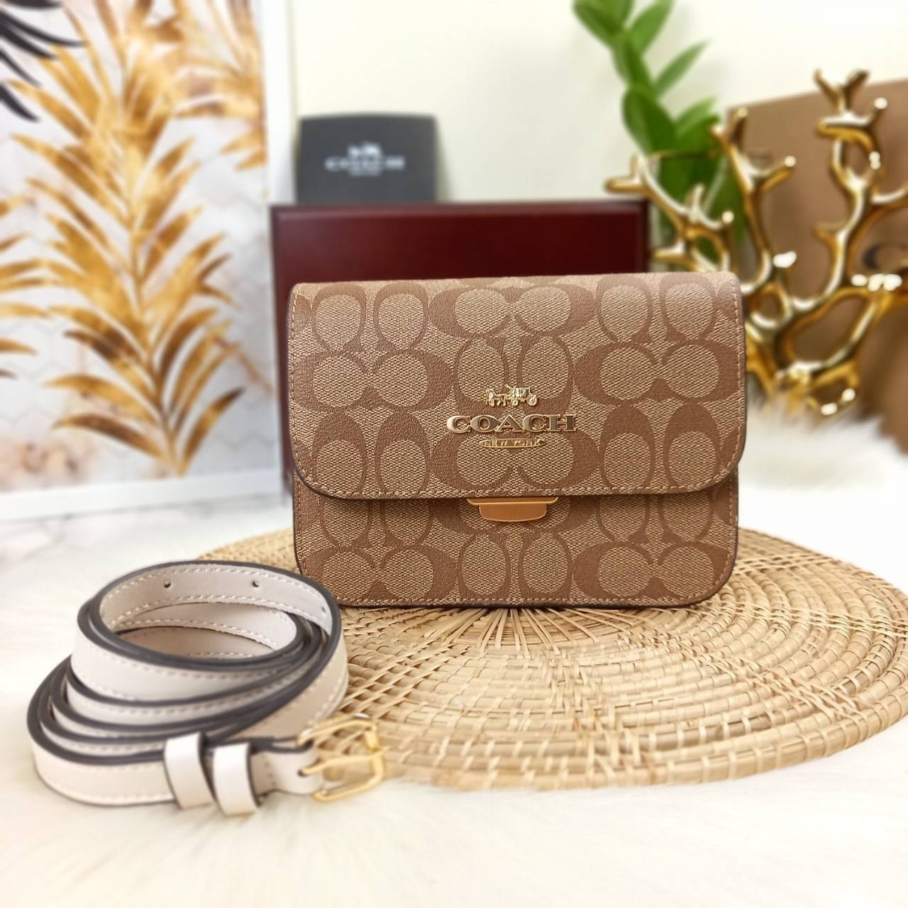 COACH MINI BRYNN CROSSBODY IN SIGNATURE CANVAS (COACH C5592)🍁สวยหรูหรา น่ารัก ด้วยลุคคุณหนู เกินเบอร์มาก!!//กระเป๋าถือ กระเป๋าสะพาย ลุคเก๋ ไซร์มินิ จะถือเป็นครัชแบบเลิศๆ หรือสะพายเป็นครอสบอดี้สุดชิลๆก็รอด// วัสดุหนังแคนวาสคุณภาพ ตกแต่งดีเทลหรูด้วย