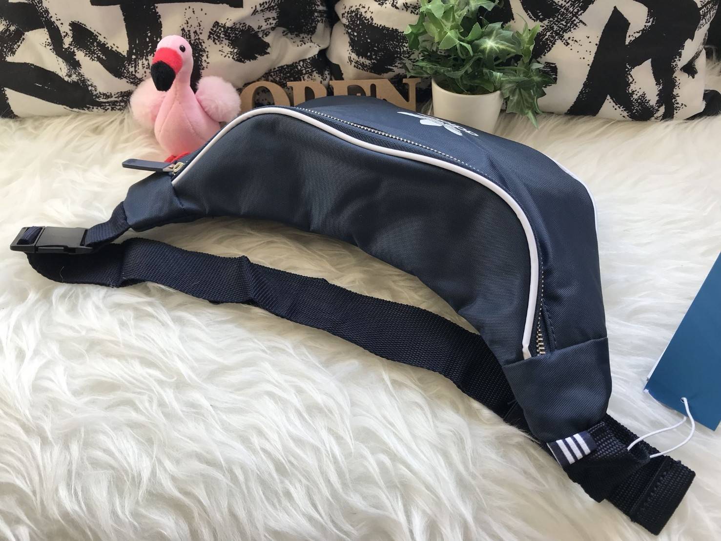 ADIDAS ORIGINALS ADICOLOR WAIST BAG ของมันต้องมี!! กระเป๋าคาดอก/คาดเอวสุดชิค ดีไซน์เรียบง่าย แต่สะพายแล้วเท่ คลาสสิคสุดๆ!! วัสดุ Nylon+Polyester กันน้ำได้ เปิด-ปิดฝากระเป๋าด้วยซิป หัวซิปปั๊มแบรนด์เป็น signature ภายในมีช่องโล่งกว้าง ใส่ของได้พอสมควร ใส่มือ