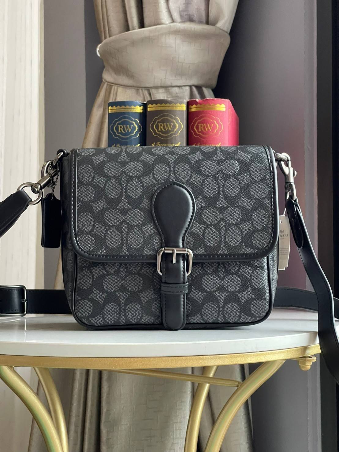 Coach Frankie Crossbody In Signature Canvas Leather Bag Sling CD877 กระเป๋าสไตล์แฮนด์ฟรีที่จัดระเบียบอย่างดีสำหรับการเดินทางหรือที่ทำงาน Frankie Crossbody ขนาดกะทัดรัดถือทุกสิ่งที่จำเป็นด้วยพื้นที่สำหรับโทรศัพท์ กระเป๋าสตางค์ กุญแจและอีกมากมาย ผลิตจากผ้าแ