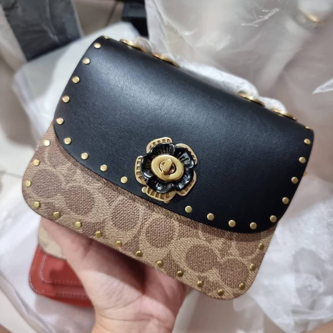 COACH C2462 MADISON SHOULDER BAG 16 IN SIGNATURE CANVAS WITH RIVETS กระเป๋าสะพายข้าง ไซส์กะทัดรัด พกพาง่าย น้ำหนักเบา ดีไซน์สวย โดดเด่นด้วยตัวล็อครูปดอกไม้ สีสันตกแต่งตัดกันกับลายซีอย่างลงตัว วัสดุหนังแคนวาสเคลือบลาย ภายในแบ่งสัดส่วนให้อย่างดี มาพร้อมสายส