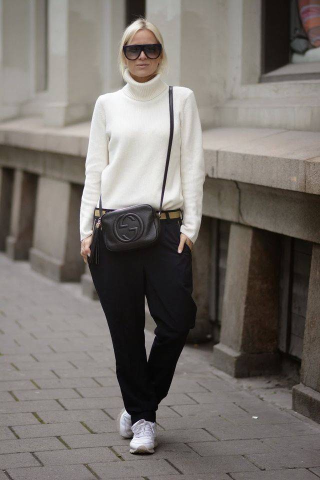 GUCCI Soho Disco Bag in Black Leather Hot item!! รุ่นหายาก ยอดฮิต GC soho crossbody bag กระเป๋าสะพายข้าง พรีเมี่ยมกิ๊ฟจาก dutyfree ที่สาวๆตามหา ด้วยดีไซน์และรูปทรงคลาสสิค ทำให้ใช้งานง่าย ตอบโจทย์ทุกลุค วัสดุหนัง pepble มีเอกลักษณ์ที่พู่หนัง สีเข้ากันกับตั