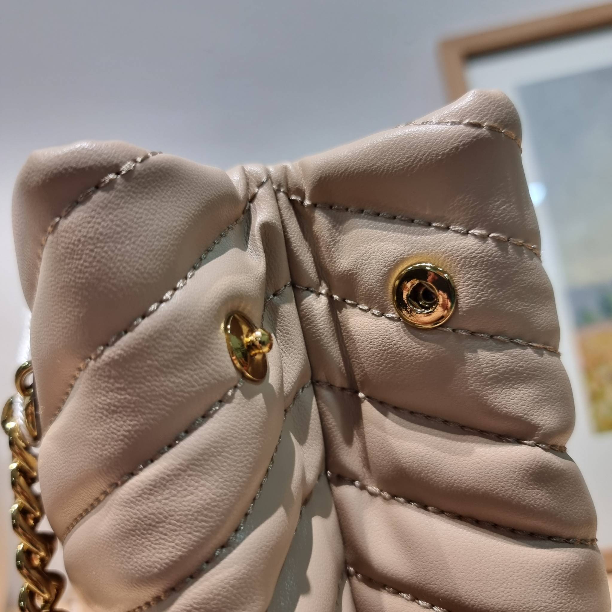 TORY BURCH KIRA CHEVRON TOTE กระเป๋าสะพายรุ่นที่ใครๆก็ต้องมี กับทรงโท้ทไซส์ใหญ่ ใช้ยังไงก็ดูหรู ดีไซน์เฉพาะตัว วัสดุหนังสัมผัสนิ่ม