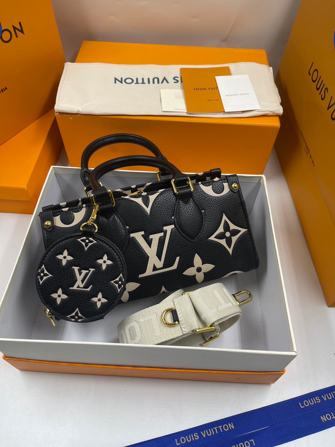 LV OnTheGo East West Monogram Bag / LV BAG พร้อมส่ง 4 สี กระเป๋าโท้ทขนาดกะทัดรัด ดีไซน์ใหม่ประจำฤดูกาล **สินค้าเกรดออริจินอล 1:1 สลับแท้