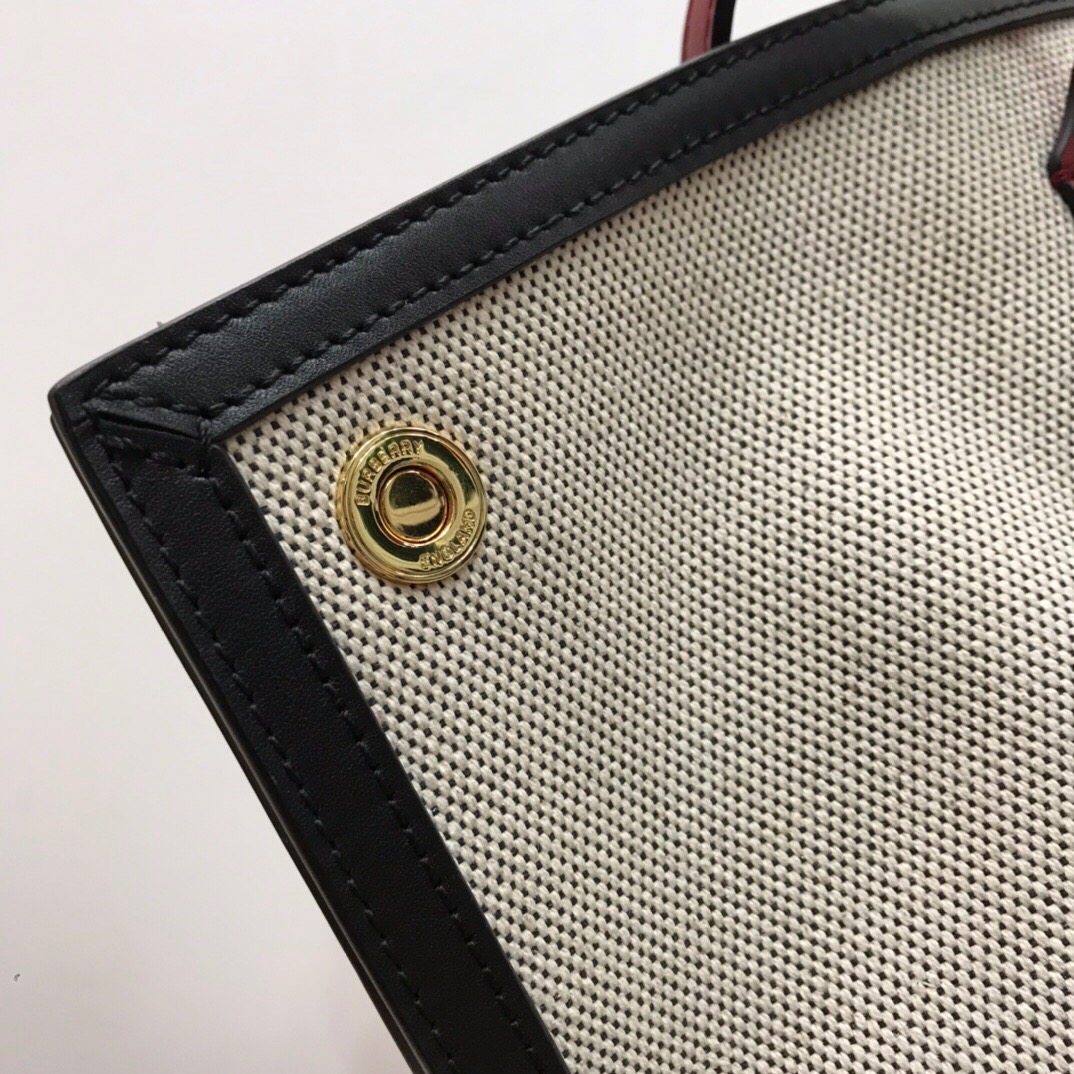 VIP 🥂 Burberry tote bag / BURBERRY FRAGRANCES TOTE BAG กระเป๋าสะพายทรงโท้ทผ้าแคนวาส ตัดขอบหนัง การตัดเย็บเดินด้ายสวยงามเลอร์ค่ามาก ดีไซน์สวย ทรงหรูดูไฮ รุ่นหายาก เป็นอีกหนึ่งรุ่นที่ดาราเซเลป ใช้กันเยอะมาก ประดับกระดุมแบรนด์สีทอง ที่มุมปากกระเป๋าทั