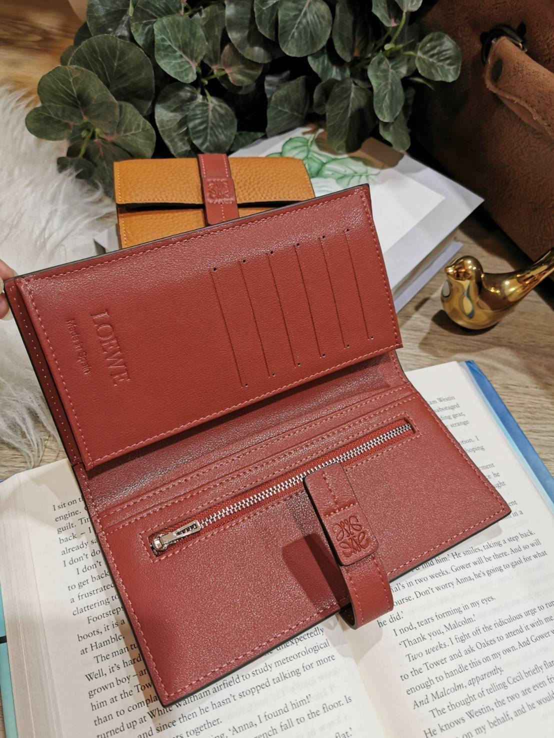 LOEWE LONG WALLET BAG VIP วัสดุหนังแท้เทคเจอร์สวยอยู่ทรงปั้มโลโก้แบรนด์ด้านหน้าเปิดปิดด้วยกระดุม ภายในมีช่องใส่ธนบัตรหลายช่อง ช่องหลักสามารถใส่มือถือได้ มีช่องซิปใส่เหรียญ ช่องใส่ธนบัตรใส่แบงก์พันได้ สวยน่าใช้ พร้อมส่งที่ไทยสุดคุ้มห้ามพลาด!