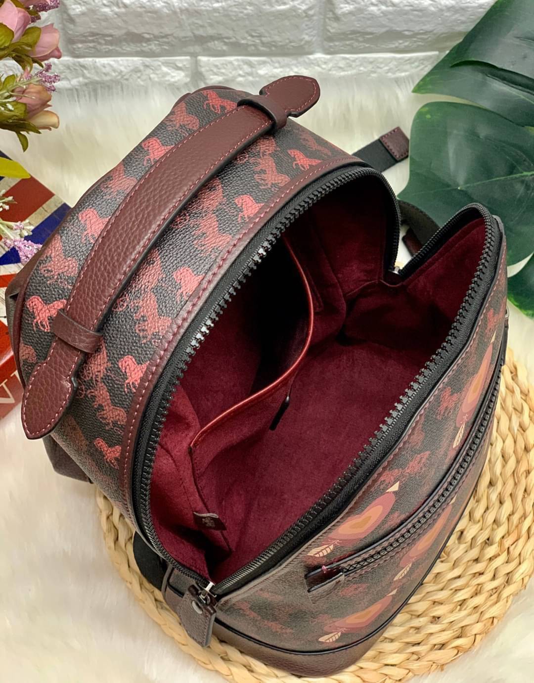 COACH BACKPACK WITH HORSE AND CARRIAGE PRINT AND HEARTS กระเป๋าสะพายหลัง วัสดุ pvc+หนังแท้ ตัวกระเป๋าลายแบรนด์ทั้งใบ ด้านหน้ามีรูปหัวใจโดดเด่นค่ะ พร้อมช่องซิปสำหรับใส่มือถือหรือของจุกจิก เปิดปิดกระเป๋าแบบซิปคู่ ภายในโล่ง ใส่ของจำเป็นได้ครบเลยนะคะ พร้อมช่อ