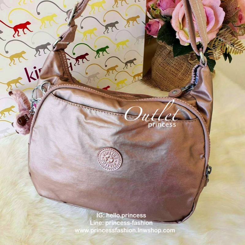 KIPLING CAI (K12587) กระเป๋าสะพายสีชมพูสดใส มาพร้อมกับพวงกุญแจลิงสีกุหลาบเข้ากับสีกระเป๋าสวยน่าใช้มากๆค่ะ ตัวกระเป๋าเปิดปิดด้วยซิปเป็นหลัก มีหลายช่องซิปแบ่งใส่ของได้เป็นสัดส่วน ภายในโล่งกว้าง สามารถใส่กระเป๋าสตางค์ใบยาวและมือถือได้ทุกรุ่น สายสะพายปรับสั้น