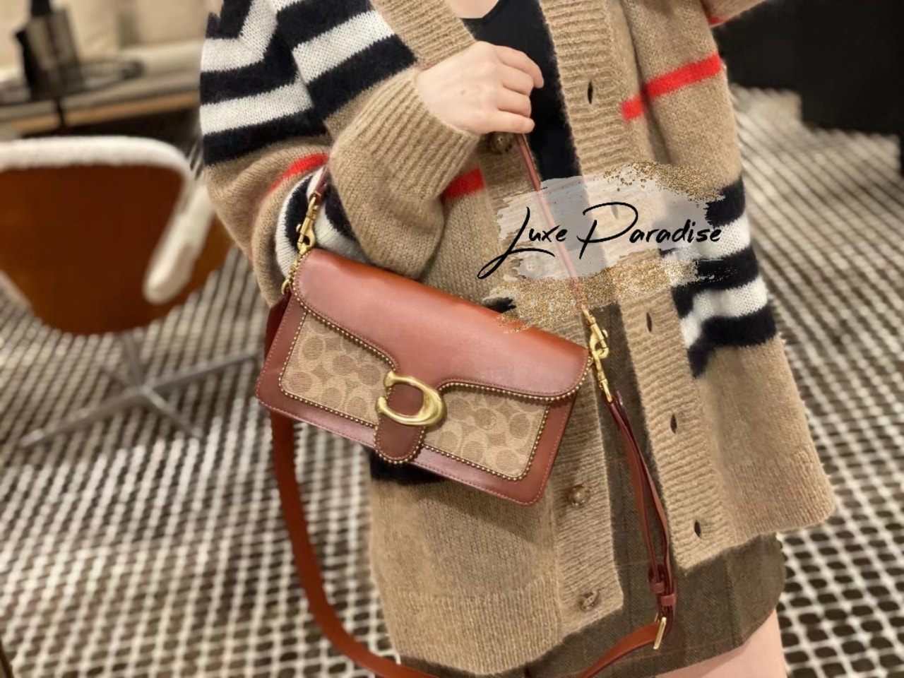 COACH TABBY SHOULDER BAG 26 IN SIGNATURE CANVAS WITH BEADCHAIN (6793,91215) กระเป๋าสะพายไหล่ ดีไซน์วินเทจย้อนยุค สวยคมชัด คลาสสิคใช้ได้ทุกลุค วัสดุหนังแท้สลับหนังแคนวาสเคลือบลาย เปิด-ปิดด้วยแม่เหล็กในตัว รับรองแน่นหนา ด้านหลังมีช่องแยก ภายในเป็นช่องโล่ง ข