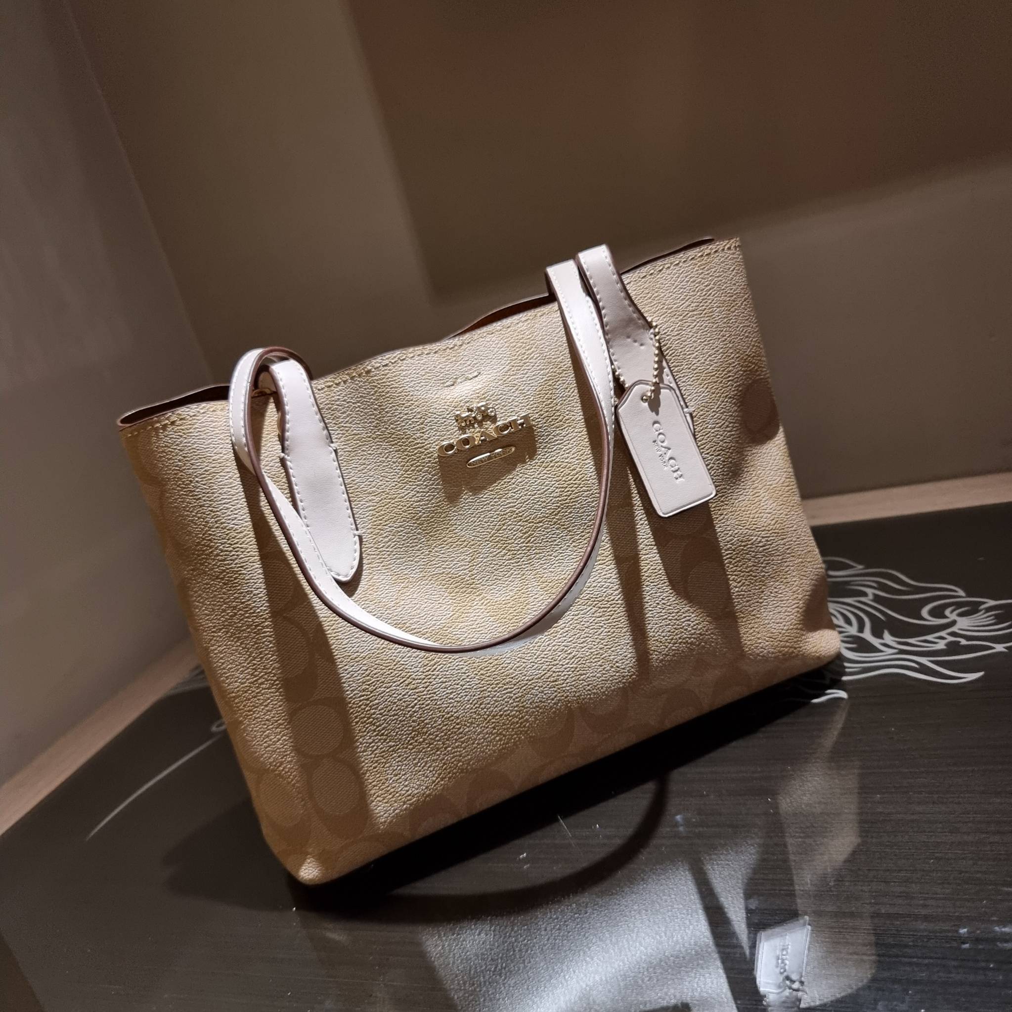 OUTLET 】COACH 73293 MINI AVENUE CARRYALL IN SIGNATURE CANVAS กระเป๋าสะพายรุ่นคลาสสิค คัมแบคแล้วจ้าแม่!! ไซส์กำลังสวย วัสดุหนังแคนวาสคุณภาพดี ด้านข้างเก็บทรงได้ เปิด-ปิดด้วยกระดุมแม่เหล็ก ใช้งานง่าย มีช่องซิป ใบนี้เห็นเล็กๆ แต่จุได้เยอะพอสมควรเลยน้า ɣ