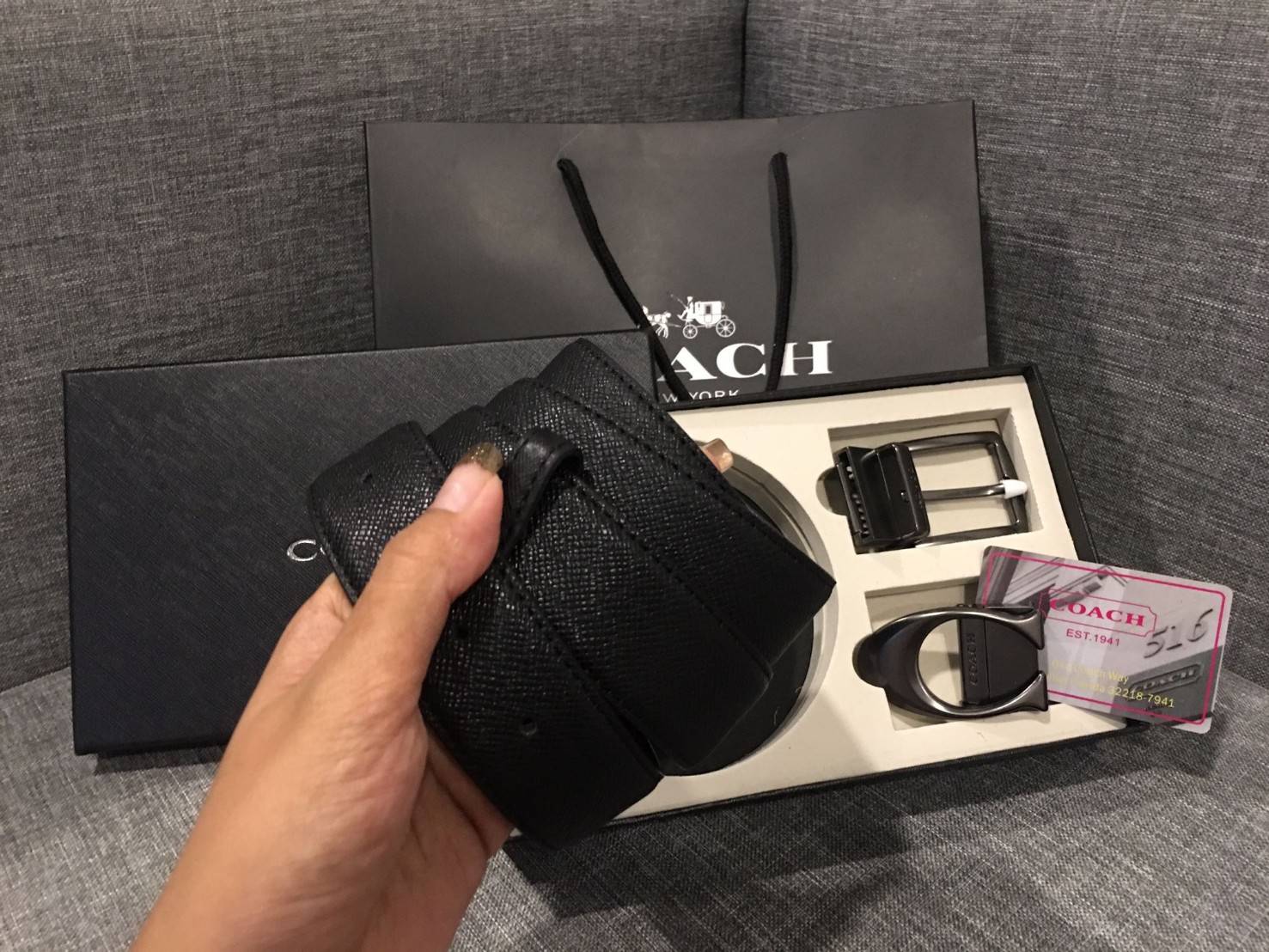 COACH BELT VALUE PACK BOX SET เซทเข็มขัด 2 in 1 Limited Edition จาก Coach ในเซทมีหัวเข็มขัด 2 แบบ 2 สไตล์สวยน่าใช้ สายเข็มขัดสามารถกลับใช้ได้ 2 ด้าน สีดำ หนังมี 2 ลาย 2 ด้านนะคะให้หนุ่มๆสามารถสลับใช้ถึง 4 แบบในเซทเดียวไม่จำเจ เข็มขัดปรับได้ Freesize มาพร้