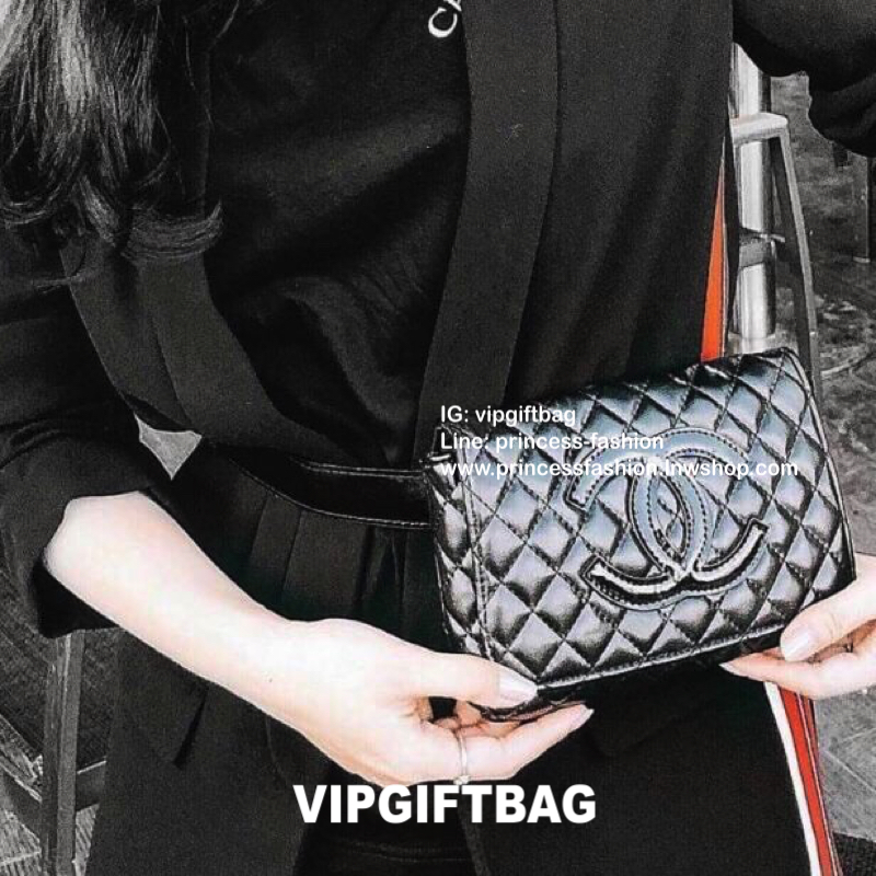 พรีเมี่ยมกิ๊ฟแท้ 100% 🎈กระเป๋า Chanel Quilted Belt Bag (โลโก้ดำ) กระเป๋า Chanel รุ่นนี้สามารถคาดอกหรือคาดเอวได้หมดค่า เปิดปิดด้วยฝาปิดกระดุมแม่เหล็ก ภายในโล่ง ซับในลายเเบรนด์ สามารถใส่ Iphone เครื่องสำอางค์ กระเป๋าสตางค์ ใส่ได้ค่ะ