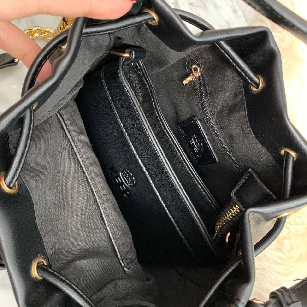 รุ่นใหม่ล่าสุด สวยมากๆค่า รุ่น New KEEP Minny bucket bag ทรงเก๋ สวย น่ารัก ขนาดตอบทุกโจทย์การใช้งาน เห็นแล้ว *หลงรักเลยคะ *ใบนี้ซื้อ1ได้ถึง2 มีกระเป๋าใส่ของใบเล็กด้านในให้อีก 1 ใบนะคะ 🌲ตัวกระเป๋าขนาดกำลังดีหนังเนื้อดีนิ่มมากๆคะ ดูแลรักษาง่าย ด้านใ