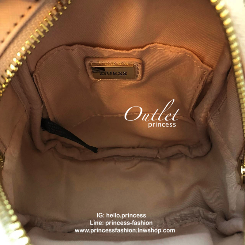 GUESS Factory Women's Evan Mini Crossbody กระเป๋าสะพายใบเล็กสุดน่ารักจาก guess มาแล้วค่า ไอเท็มสุดน่ารัก วัสดุทำจาก pu สกรีนลาย เย็บลายตาราง และ ปั้มลายซิกเนเจอร์ สุดน่ารัก ด้านหน้ามีโลโก้ มีพวงกุญแจสวยเก๋ สายสะพายมีสายโซ่สลับหนังปรับได้ 5 ระดับ ด้าน