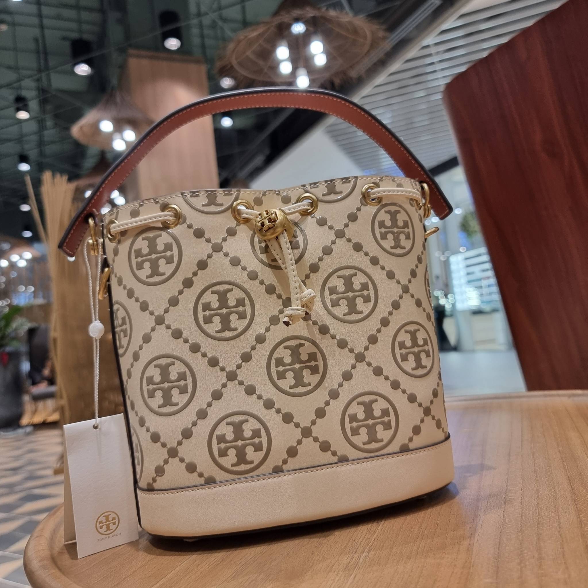 TORY BURCH T MONOGRAM EMBOSSED BUCKET BAG คอลเลคชั่นใหม่ กับกระเป๋าบัคเก็ตทรงยอดนิยม ดีไซน์ใหม่ล่าสุด สวยลูกคุณหนู หรูหรา!! ด้วยดีเทลผิวลายนูนลวดลายเอกลักษณ์ วัสดุหนังแท้ ปากกระเป๋ารูดเปิด-ปิดได้ มีหูจับในตัว สะดวกใช้ไปอีก และมีสายสะพายข้าง ปรับได้อีกด้วย