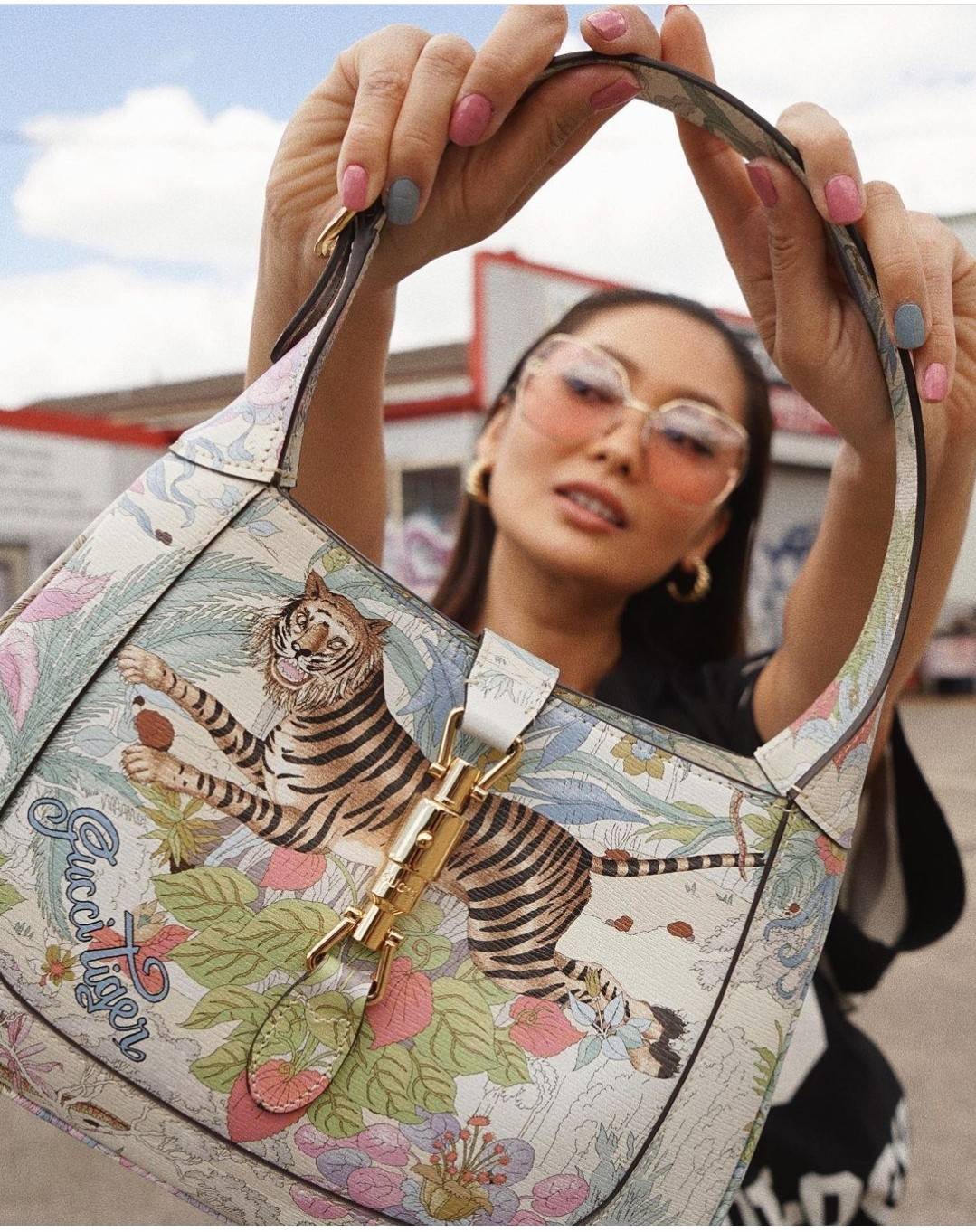 GUCCI SHOULDER BAG โปรเจคฉลองปีเสือ ปังฉุดไม่อยู่!! คอลเลคชั่นยอดฮิต GC multi bag ไซส์ใหญ่น่าสะพาย ดีไซน์ลวดลายชิคมากๆ!! โดดเด่นไม่ซ้ำใคร กับกระเป๋าสะพายวีไอพี พรีเมี้ยมกิ๊ฟที่จะทำให้หลงรักกันไปแบบสุดๆ มีดีเทลแฝงความหรูในตัว วัสดุหนังสังเคราะห์พรินท์ลายคม