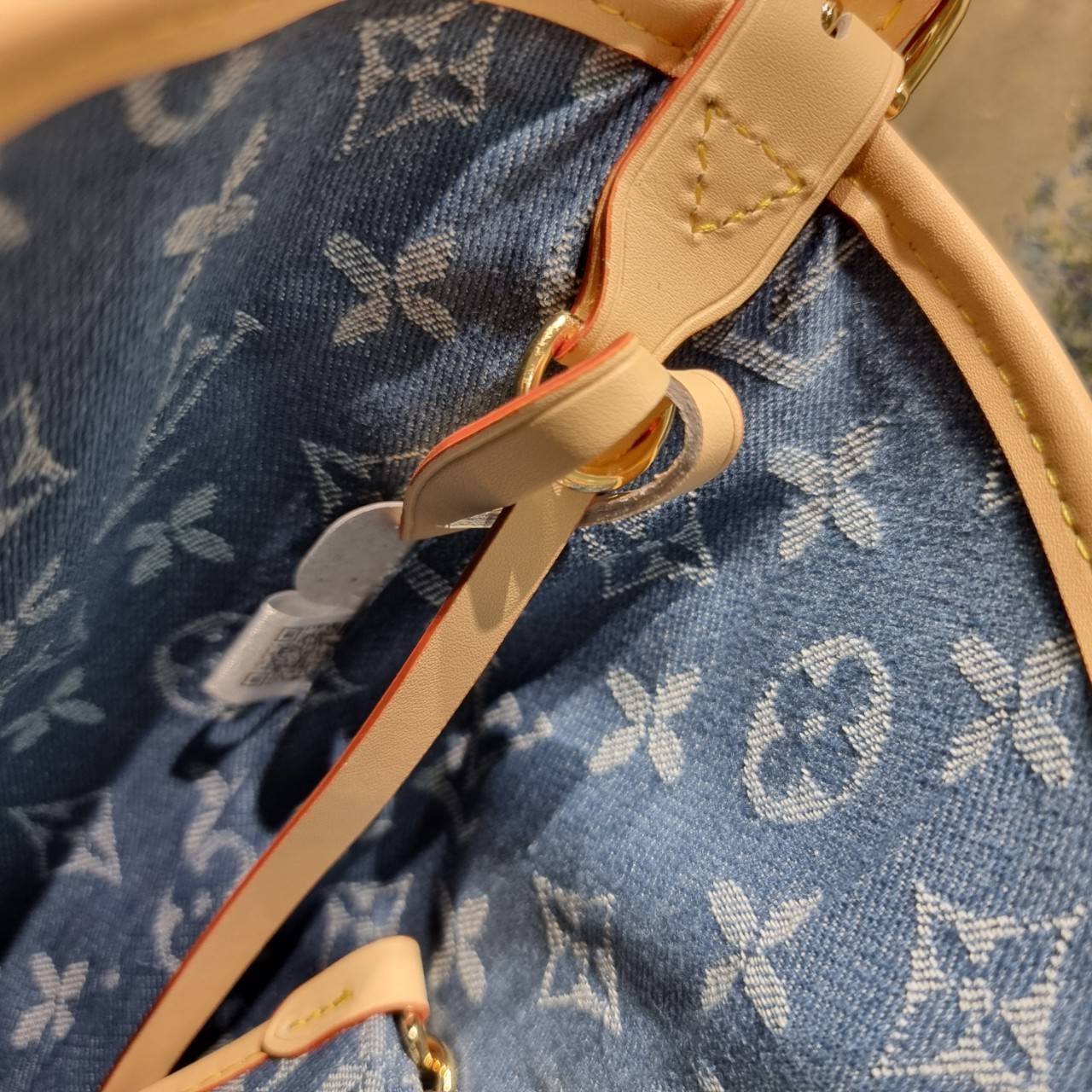 LV Monogram Denim Carry /LV CARRYALL DENIM BAG ใหม่ล่าสุด สไตล์เดนิมสุดชิค รุ่นลิมิเต็ดที่สาวๆตามหา กระเป๋าสะพายไหล่ทรงสวย ดีไซน์เรียบง่ายคลาสสิค หรู ดูผู้ดี รูปทรงใช้งานง่าย มาพร้อมใบลูก ไว้เก็บของจุกจิก