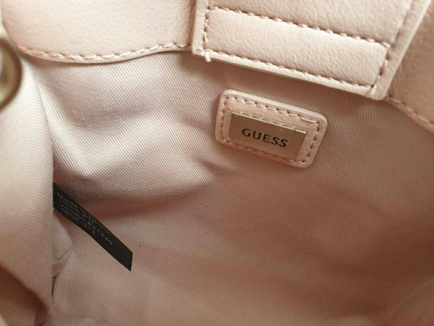 GUESS TAYLOR MINI SATCHEL CROSSBODY BAG กระเป๋าสะพายใบเล็ก สไตล์ สวยหรู คุณหนู ไฮโซ น่ารักมากๆ วัสดุหนังpu เย็บลายตาราง หนังนิ่ม จับนุ่มมือ และ ลายทาง หนัง saffiano ตั้งอยู่ทรง แบบน่ารักไม่ซ้ำใคร ด้านหน้าประดับโลโก้แบรนด์ อะไหล่ทอง มาพร้อมสายโซ่ ถอดออกได้