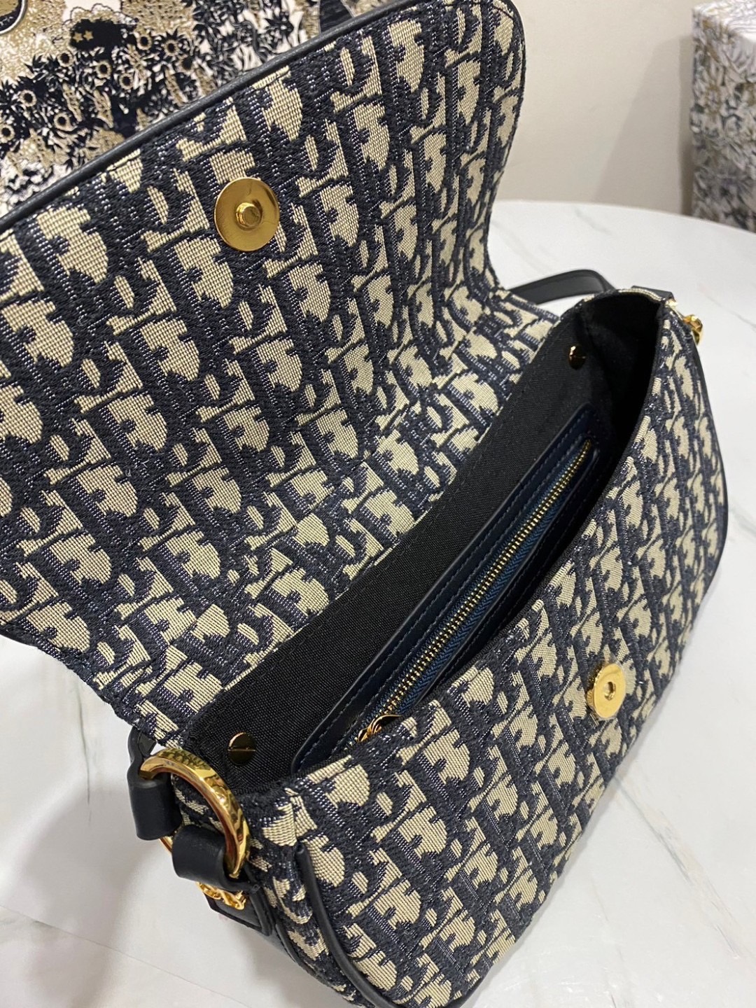 พร้อมส่ง 2 สี Small CD Besace Bag Oblique Jacquard & black calfskin กระเป๋าสะพายดิออร์รุ่นใหม่ เกรดออริ สลับแท้ 1:1 ใช้ต่างประเทศได้ New for the season and appearing in the Spring-Summer 2024