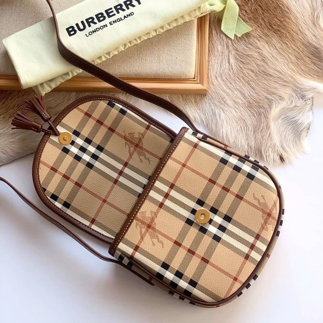 BURBERRY CROSSBODY VINTAGE BAG VIP GIFT WITH PURCHASE (GWP) พรีเมี่ยมกิ๊ฟ Limited Edition จากBURBERRY วัสดุหนังPVC สวยอยู่ทรง เปิดปิดด้วยฝาปิดกระดุมแม่เหล็กประดับริบบิ้นพู่