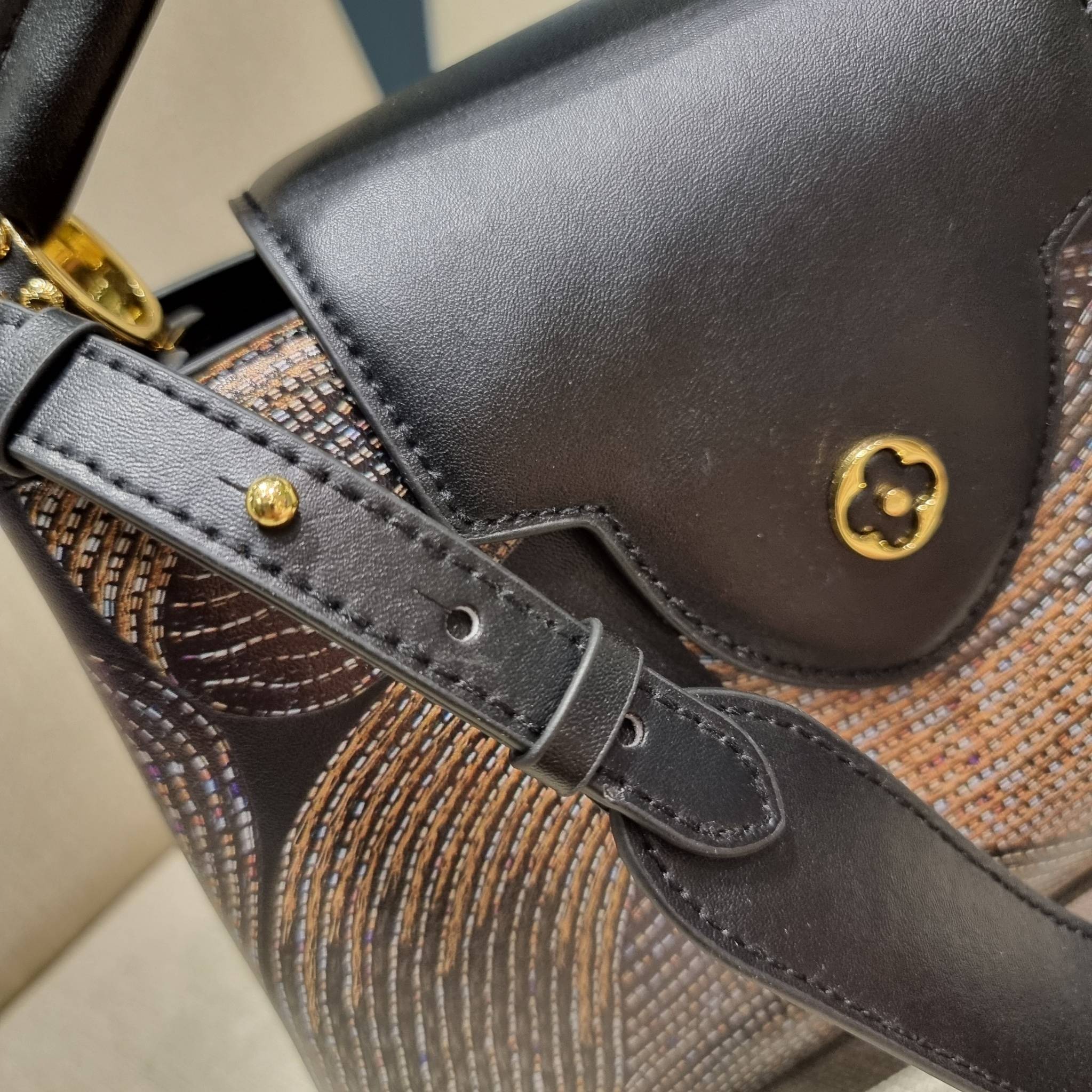 LV capucines top handle วีไอพีพรีเมี่ยมกิ๊ฟจากเคาน์เตอร์ ที่สุดของความสวยในราคาเบาๆ กระเป๋าถือสุดหรู ดีไซน์ทรงคลาสสิค พร้อมลวดลายหรูหรา มาพร้อมหูจับในตัว ด้วยรูปทรงวินเทจและวัสดุหนังแท้ ขับผิว ทำให้ไอเท็มนี้สะกดทุกสายตาจริงๆ และยังมีลูกเล่นที่ฝาปิดกระเป๋า