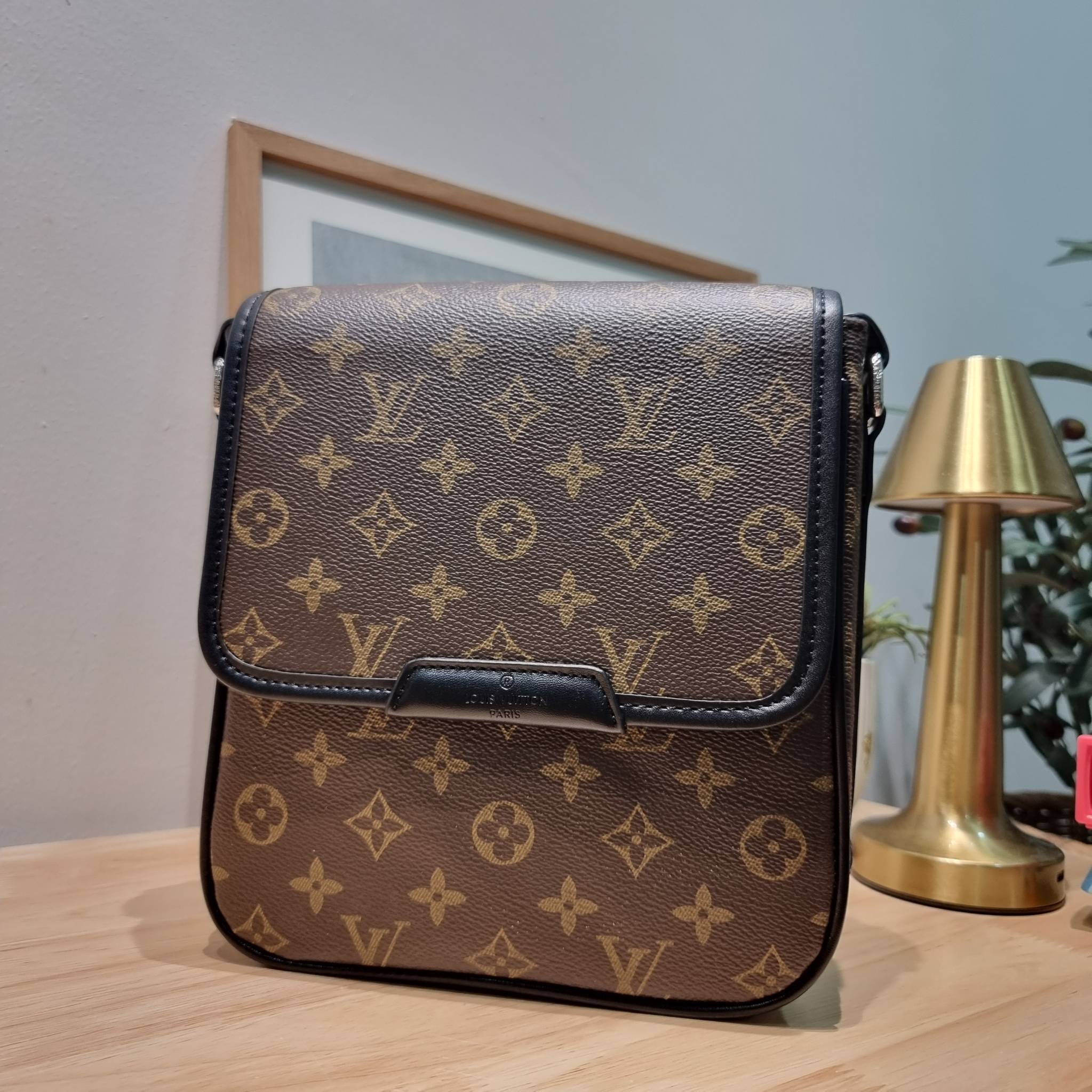 LV bass macassar monogram bag ของใหม่จัดให้หนุ่มๆ กับกระเป๋าสะพายทรงแมสเซ็นเจอร์ ไซส์กำลังดี เหมาะกับหนุ่มๆที่รักความคล่องตัว วัสดุหนังแคนวาสตัดสลับหนัง