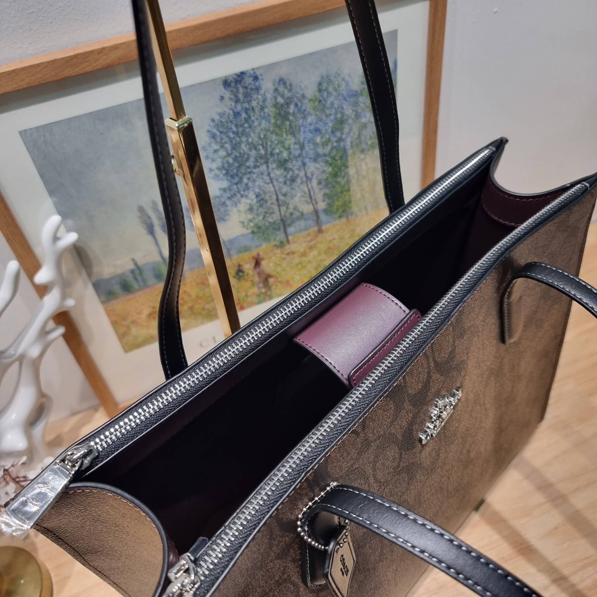 COACH NINA TOTE IN SIGNATURE CANVAS CL399 พร้อมส่ง 2 สี กระเป๋าโท้ทสะพายไหล่ ใบใหญ่ คอลเลคชั่นใหม่ ตอบโจทย์คนที่ชอบใส่ของเยอะๆได้อย่างดี ดีไซน์รูปทรงคลาสสิค เรียบหรู