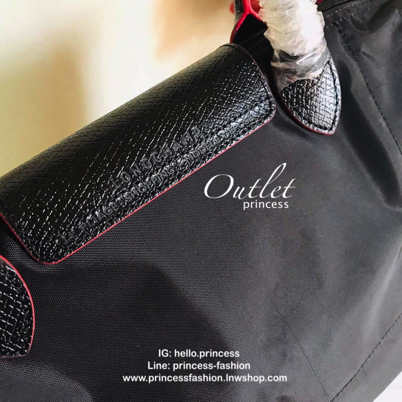 Size : M Longchamp Le Pliage Club Tote Bag กระเป๋าสะพายรุ่นยอดนิยม วัสดุเนื้อผ้า Nylon Canvas เคลือบกันนำ้ ตัดด้วยหนังแท้ น้ำหนักเบา ดีไซน์เรียบง่ายแต่เต็มไปด้วยความคลาสสิก เป็นที่ชื่นชอบไปทั่วโลก Longchamp ปรับโฉม LE PLIAGE ด้วยการปักลายรูปม้า-ตราสัญลักษ