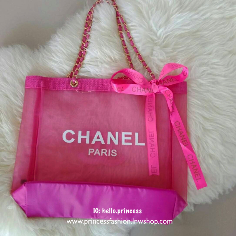 พร้อมส่งความสวยหรู สีชมพูน่ารัก 💕 Chanel Shopping Bag With Ribbin กระเป๋าสะพายใบใหญ่ทรง Shopping Bag Limited Edition พรีเมี่ยมกิ้ฟของแท้นำเข้าจาก Chanel Perfume Counter ของแท้100% ใบใหญ่วัสดุ Nylon โปร่ง♡ *อะไหล่ทอง ปั้มโลโก้ CHANEL สีขาว เ