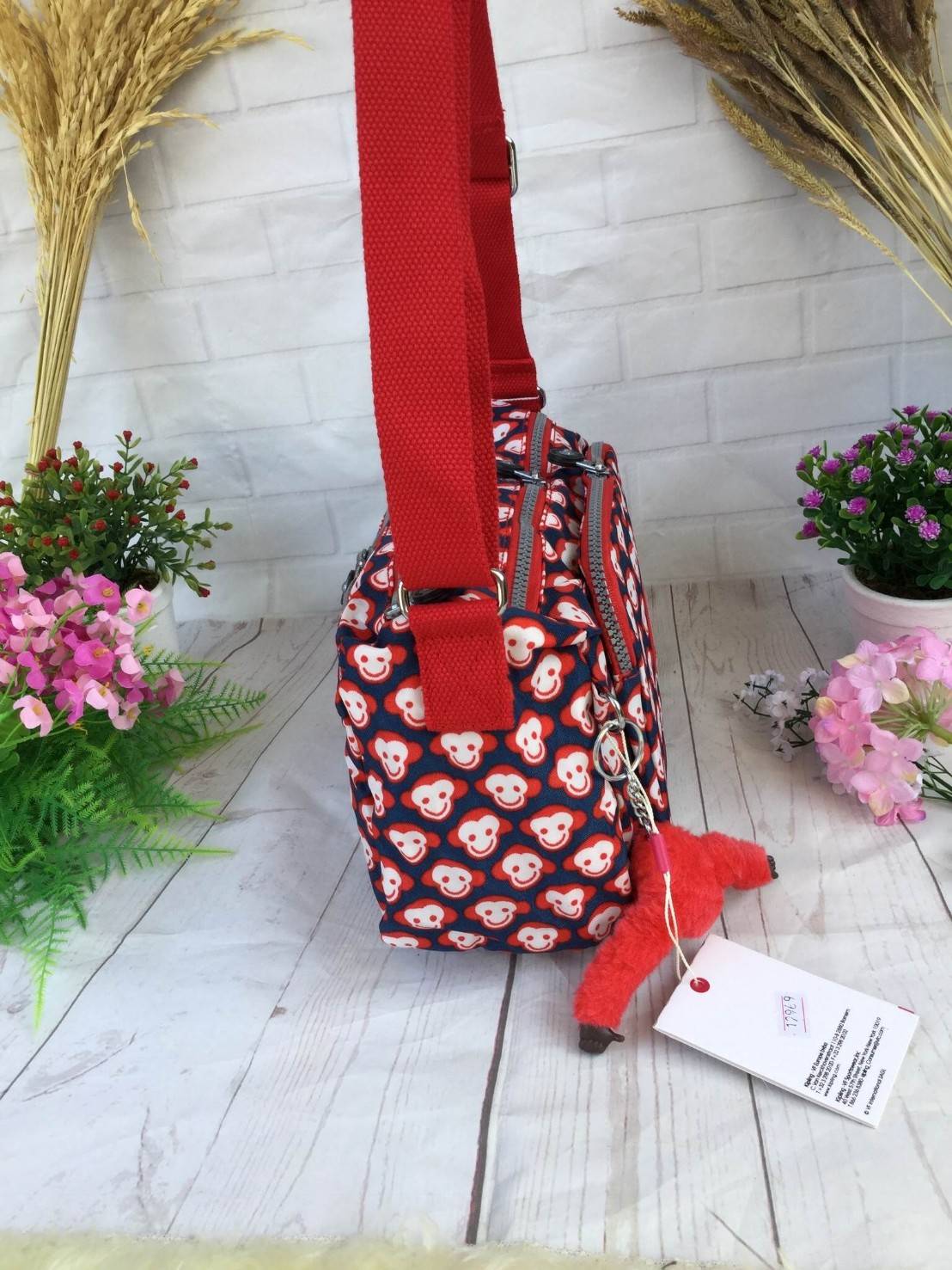 กระเป๋าสะพาย KIPLING รุ่น Reth วัสดุไนล่อนคุณภาพดี มาพร้อมดีไซน์ทันสมัย และสามารถใช้งานได้อย่างดี เข้ากับทุกการแต่งตัว โดดเด่นด้วยพื้นที่ภายในและช่องต่างๆ ที่ให้คุณจัดเก็บของสำคัญได้ครบถ้วน ไม่ว่าจะเป็นมือถือ ปากกา หรือไอเท็มจำเป็นของคุณ สายสามารถปรับและถ