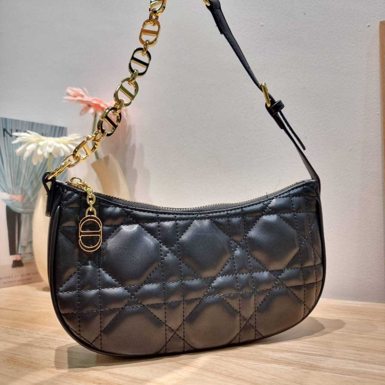 Dior Black Supple Macrocannage / CD LOUNGE BAG กระเป๋าสะพายทรงพอช สวยหรู ดีไซน์เรียบ แต่ดูแพง
