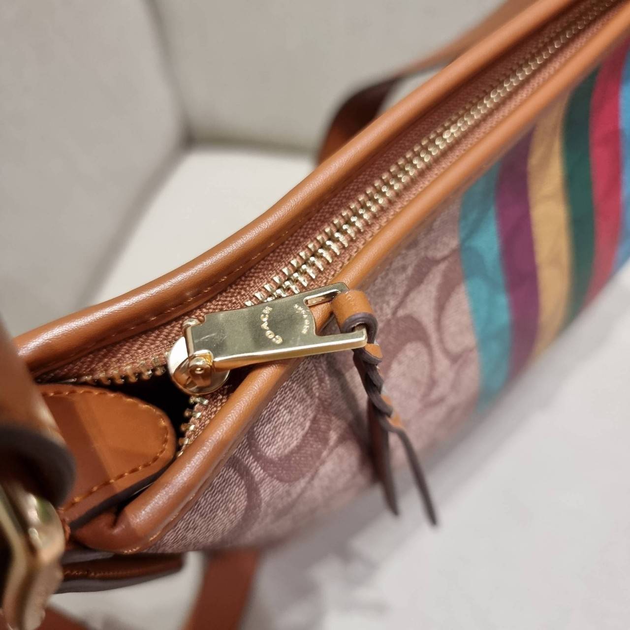 COACH C5641 VAL DUFFLE IN SIGNATURE CANVAS WITH STRIPE ใหม่ล่าสุด กระเป๋าทรงดัฟเฟิล คอลเลคชั่นยอดฮิต สวยโดดเด่น ทรงกระเป๋าไม่ซ้ำใคร แถมยังใส่ของได้จุใจไปอีก วัสดุหนังแคนวาสคุณภาพดี สลับหนังแท้ ด้านหลังมีช่องซิป กระเป๋ามีช่องซิปหลัก ภายในโล่งกว้าง สายสะพาย