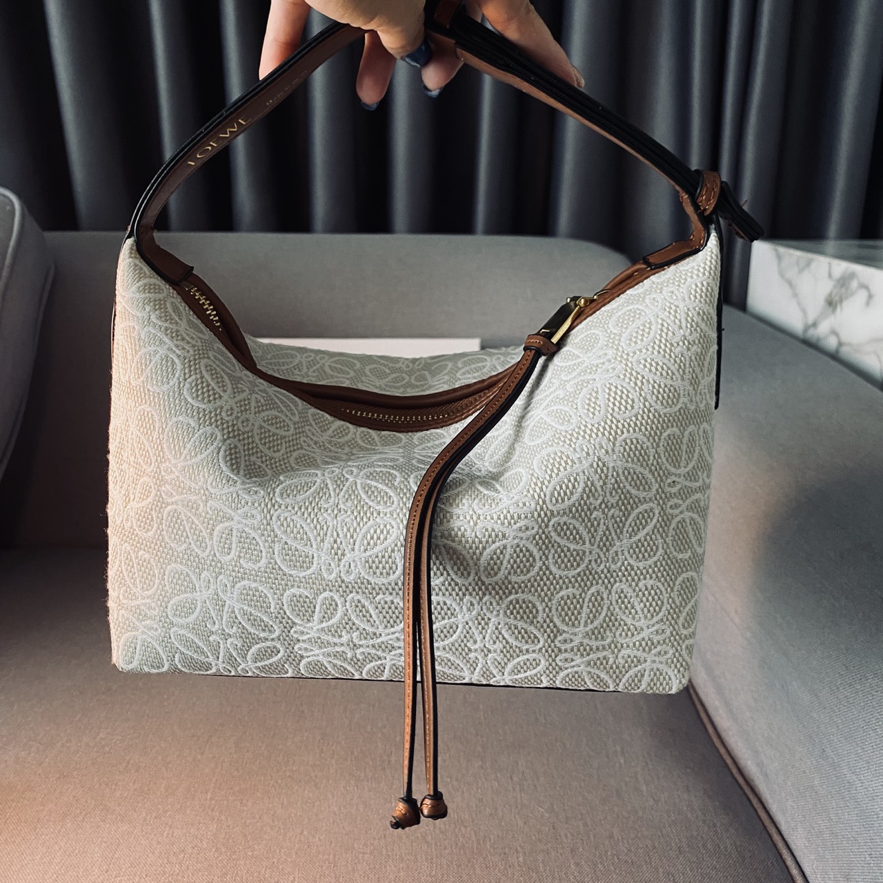 LOEWE Cubi Small Logo Canvas Top Handle Bag กระเป๋าทรงสวยดีไซน์ยอดฮิตประจำปีเลย! ปักโลโก้แบรนด์บนผ้าทั้งใบเป็นเอกลักษณ์ หูจับปรับได้ สวยหรูวินเทจ