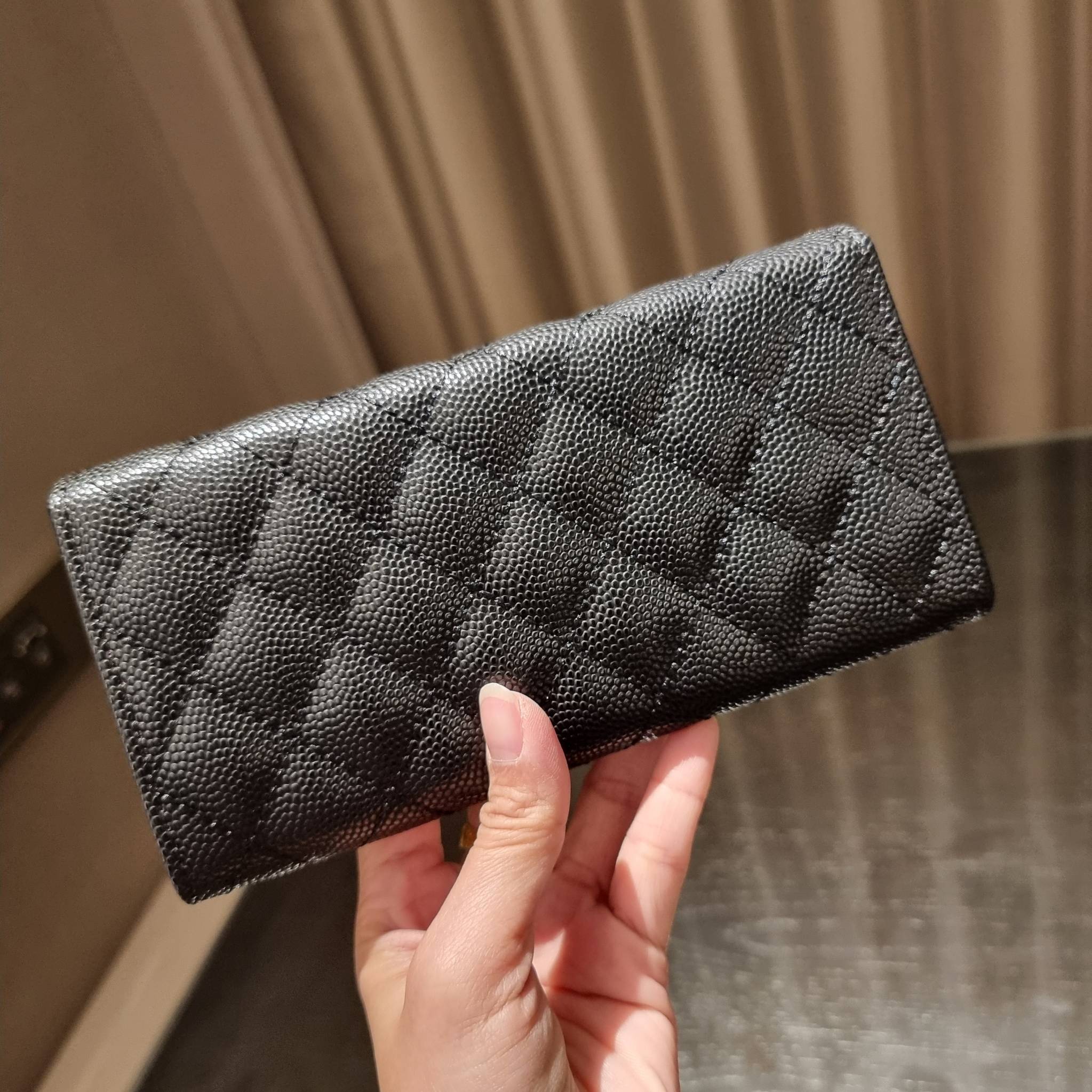 VIP 】กระเป๋าสตางค์ใบยาวรุ่นฝาพับที่ถามหากันมากที่สุด!! สวยรับทรัพย์จาก Chanel วัสดุหนังลายคาร์เวีย ลุคผู้ดีที่สุด เปิด-ปิดด้วยกระดุมแม่เหล็ก ภายในกระเป๋ามีช่องใส่บัตรได้เยอะ ใส่ธนบัตร ใส่เหรียญได้ มีช่องซิปแยกอีกหนึ่งช่อง ดีไซน์เรียบหรูดูคลาสสิค!! สาวๆห้า