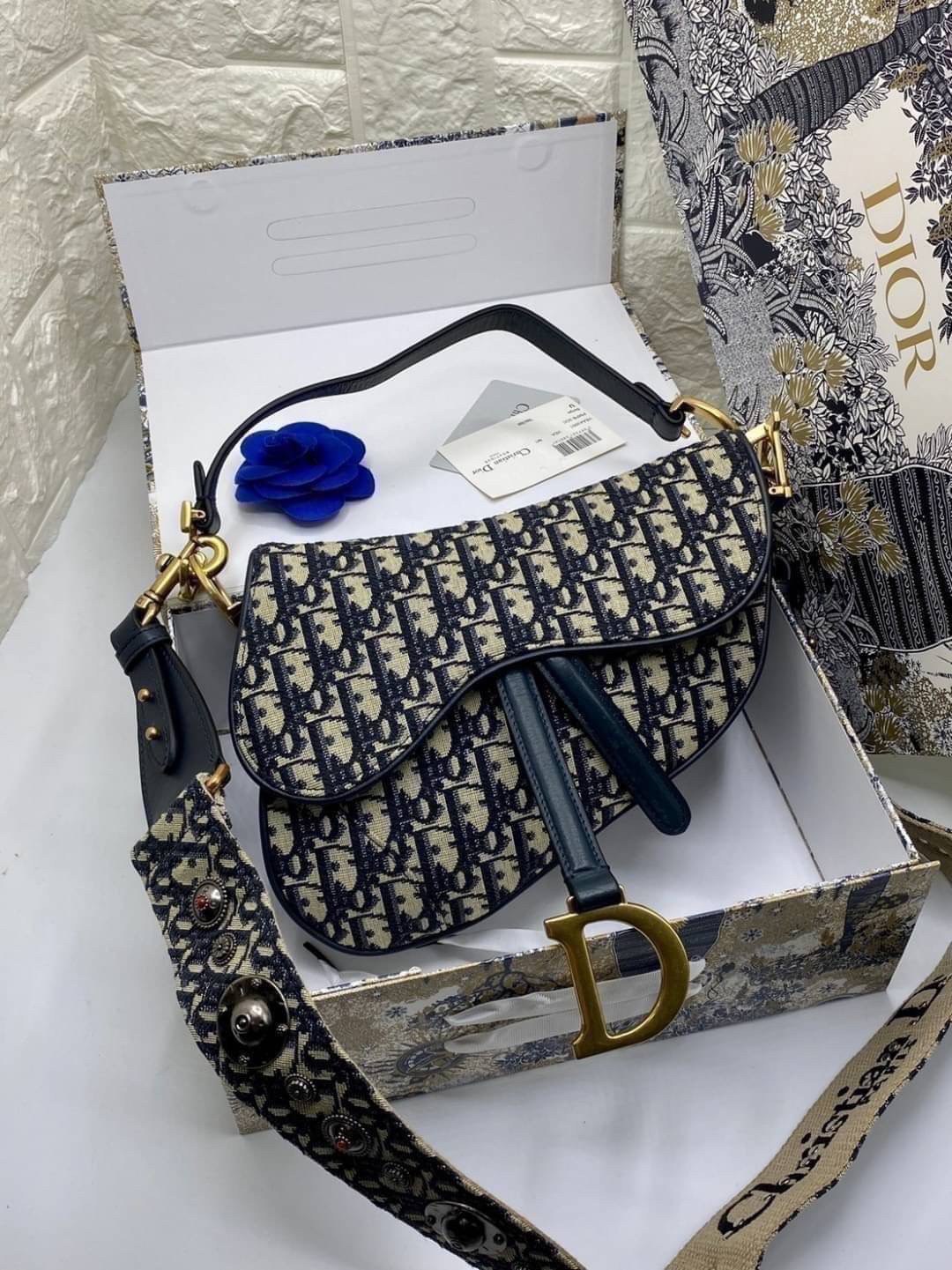 หนังแท้ DIOR SADDLE BAG Oblique Embroidery รุ่นใหม่ กระเป๋ารุ่นยอดนิยมตามแบบฉบับแบรนด์ งานทอลายคมชัด ใช้งานได้ 2 แบบ สะพายยาว CROSSBODY และสายสั้นถือได้เก๋ๆ ลุคนี้คูลสุดๆ เลยค่าา ภาพถ่ายจากสินค้าจริง! สวยมาก พร้อมส่งที่ไทยราคาสุดคุ้ม สาวๆ ห้ามพลาดค่ะ!
