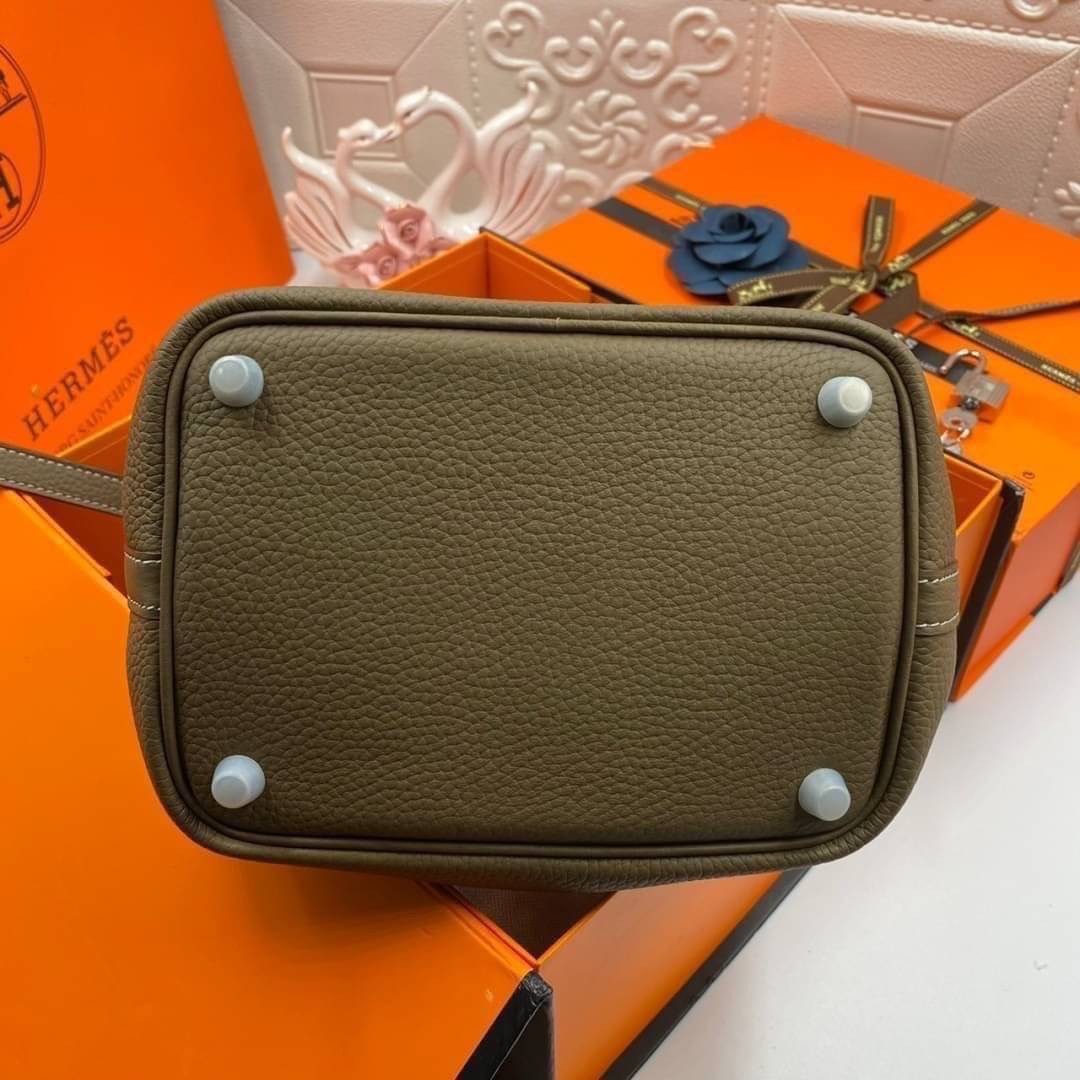 หนังแท้ Hermes Picotin Lock 18 bag กระเป๋าถือแบรนด์หรูระดับโลก งานเกรดออรินอล หนังแท้ทั้งใบ หนังมีลายทอริลลอนคล้ายของจริง มาพร้อมตัวล็อคเคลลี่ Kelly lock รูปทรงเรียบแต่หรู ใช้งานได้ทุกโอกาส ถือง่าย ใช้งานง่าย ภายในโล่งกว้าง ภาพสินค้าถ่ายจากงานขายจริง ใช้ง