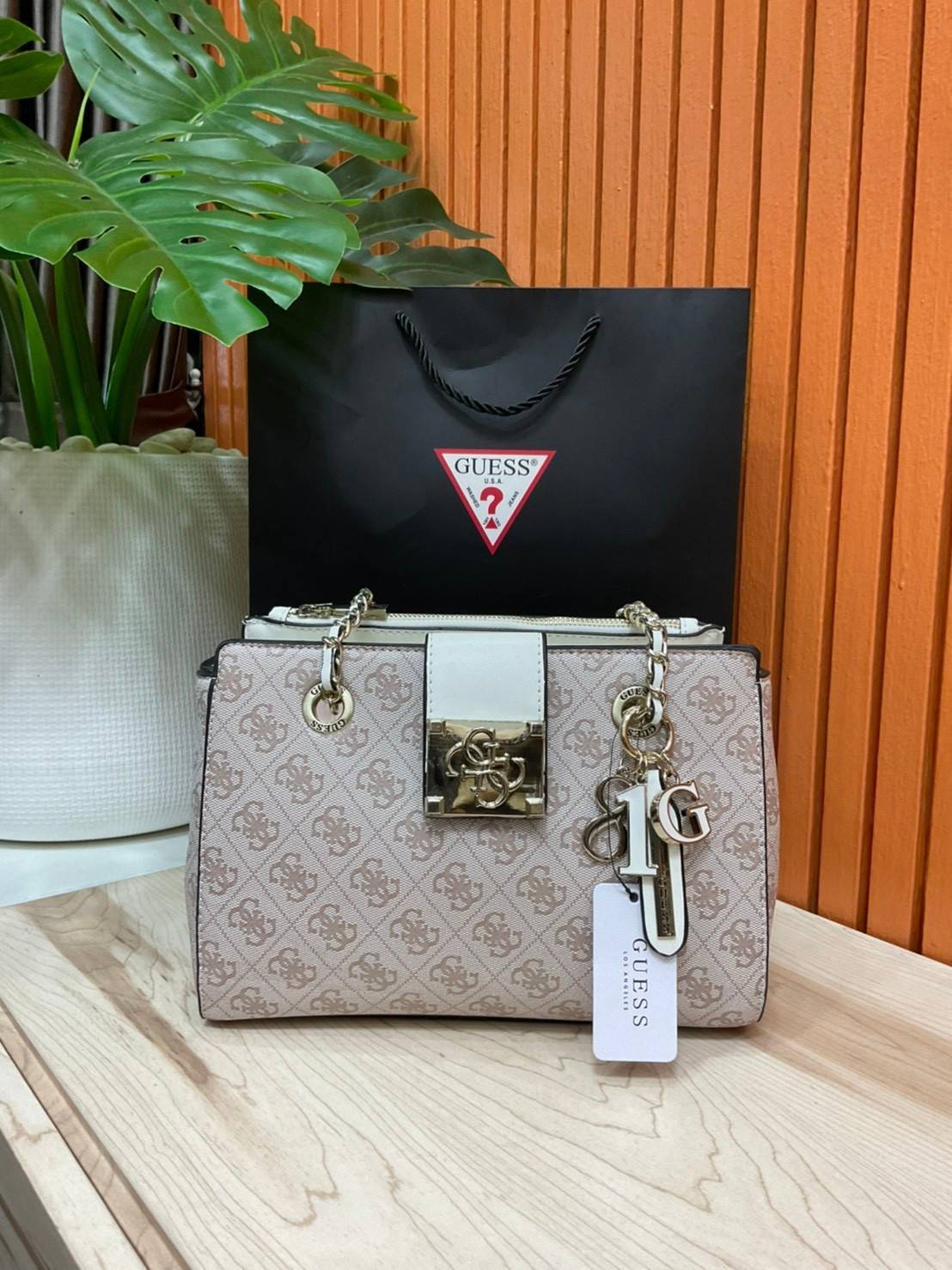 กระเป๋าสะพายไหล่ Guess Logo City Small Society Satchel กระเป๋าสะพายไหล่ ขนาดกำลังดี วัสดุ pu สวยอยู่ทรง มาพร้อมพวงกุญแจน่ารักๆ ถอดออกได้ ด้านหน้าประดับโลโก้แบรนด์ เปิดปิดด้วยซิป มี 2 ช่องหลักใช้งาน ภายในช่องซิปหน้าแยกเป็นสัดส่วนการใช้งาน ซิปช่อง 2 โล่งกว้