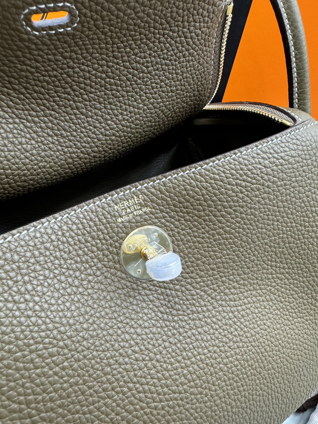 พร้อมส่ง 15 สี HERMES Lindy 26 bag กระเป๋าทรงโท้ทหนังสวยอย่างดี เอกลักษณ์ของความเรียบหรูไฮคลาสอย่างสมบูรณ์แบบ เกรดออริ สลับแท้ งานสวยตามรูป ใช้งานต่างประเทศได้