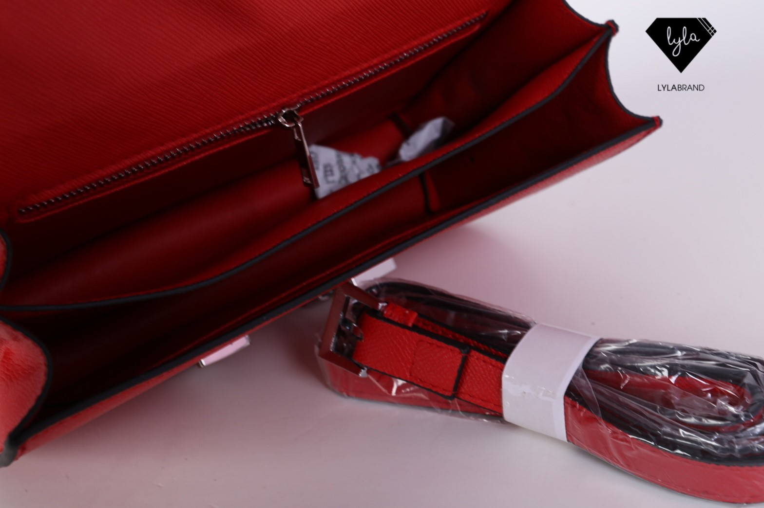 LYLABRAND🔔 Constance Size 23 Cm / Epsom ✨PU top premium นะคะ หนังดีเลอค่าน่าสอยมากกก บอกคำเดียวเลยว่าเด็ดสุด !! เหมือนหนังแท้เบอสุดค่ะคูณผู้หญิง ลูกค้าเก่าน่าจะทราบกันดีอยู่แล้วว่าคุณภาพของร้านนี้ต้องมาเป็นอันดับหนึ่งเท่านั้น อิอิ มีสายยาวส