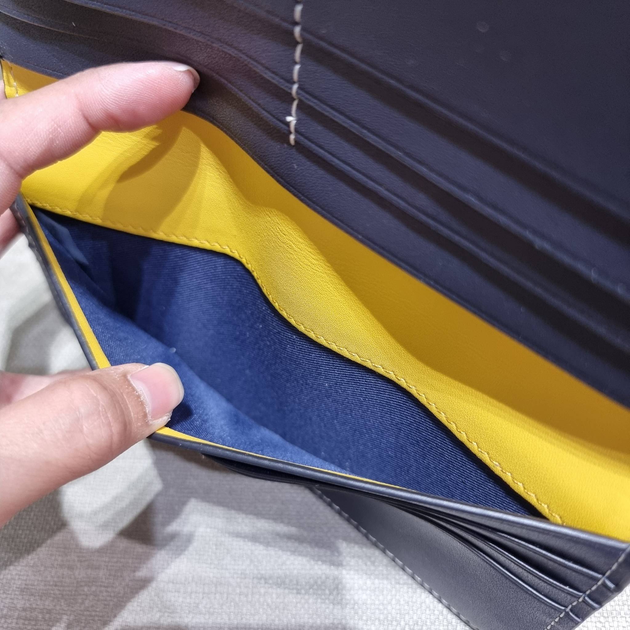 TORY BURCH T MONOGRAM JACQUARD SLIM WALLET ของดีมีให้ที่นี่แบบจัดเต็ม กระเป๋าสตางค์ใบยาว รุ่นสลิม สวยหรู ขนาดกำลังเหมาะมือ ถือแล้วขับผิว วัสดุผ้า jacquard ตัดสลับหนังแท้ ภายในสวยคมม้าก!! มีช่องใส่บัตรได้แบบเน้นๆ และช่องใส่ธนบัตรได้ ด้านหลังมีช่องซิปอีกหนึ