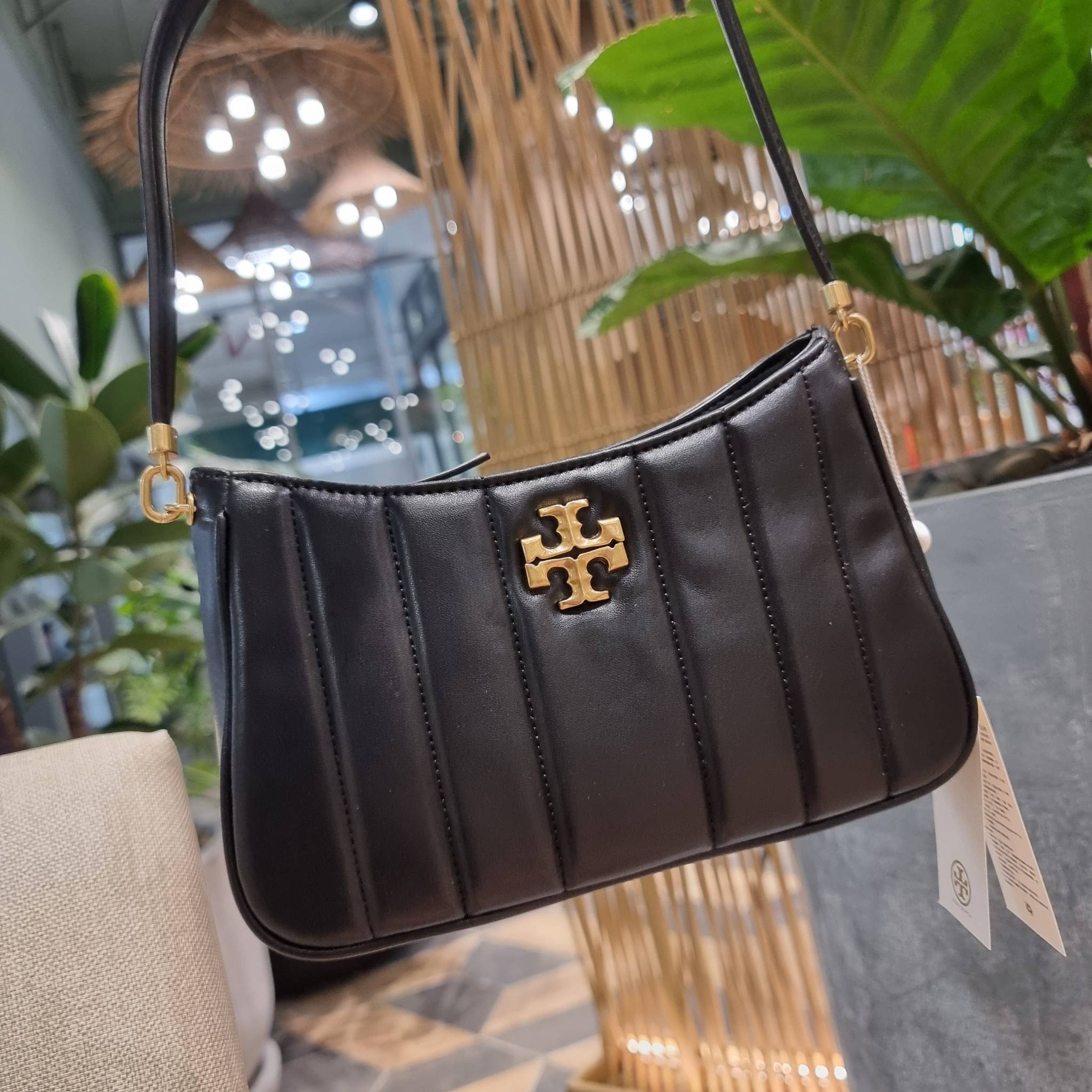 TORY BURCH KIRA MINI BAG กระเป๋าสะพายทรงพอช ง่ายต่อชีวิต!! ดีไซน์บุนวม เส้นคมสวยหรู วัสดุหนังแกะ สัมผัสดีงาม นิ่มมือ เปิด-ปิดด้วยซิป ภายในเป็นช่องโล่ง มีช่องใส่บัตร ใส่ของสำคัญได้ครบถ้วน มาพร้อมสายคล้องไหล่ในตัว และสายสะพายครอส ปรับได้ตามสะดวก ใบจริงสวยคม