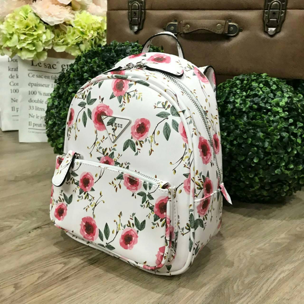 GUESS WOMAN'S FACTORY BACKPACK กระเป๋าเป้รุ่นใหม่ล่าสุดขนาดกำลังดีวัสดุหนังแกะสังเคราะห์พิมพ์ลายดอกไม้สวยน่ารัก น้ำหนักเบา มีหูหิ้วเเละสายสะพายหลังเลื่อนปรับได้ ด้านหน้ามีโลโก้และช่องซิป เปิดปิดด้วยซิปสะดวกใช้ ภายในกว้างและจุ ใส่ ipad กระเป๋าสตางค์ใบ