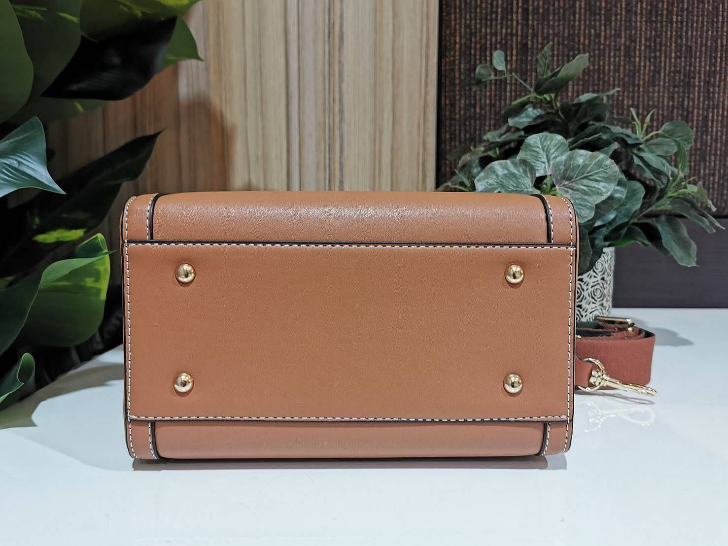 TORY BURCH FACTORY BOSTON BAG กระเป๋าถือหรือสะพายรุ่นใหม่ล่าสุดจาก TORY BURCH FACTORY วัสดุ Calf Skin หนังเรียบสวยอยู่ทรงดีไซน์โดดเด่นทรง Boston เปิดปิดด้วยซิปสะดวกใช้ขนาดกำลังดีใส่กระเป๋าสตางค์ยาว มือถือของใช้ได้เยอะ หูหิ้วจับถนัดมือสายสะพายยาวถอดปรับได้