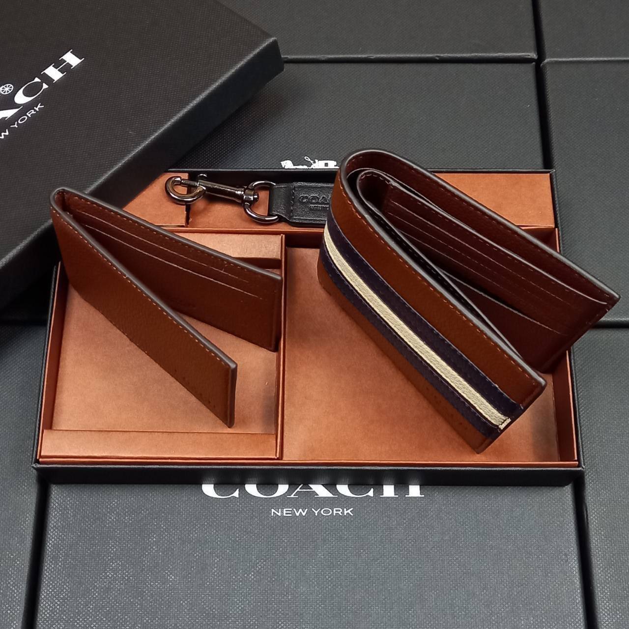 COACH 3-IN-1 WALLET WITH VARSITY STRIPE WITH KEY FOB LIMITED BOX (COACH F24649)🍁กระเป๋าสตางค์ มี ID ใบลูก สำหรับใส่บัตรแยก มีพวงกุญแจ ใช้แล้วดูหล่อสุดๆ🔸️**จะใช้เอง หรือเป็นของขวัญให้คนสำคัญ ก็ตอบโจทย์มากๆ **รับประกันว่า หยิบใช้แบบวางไม่ลงก
