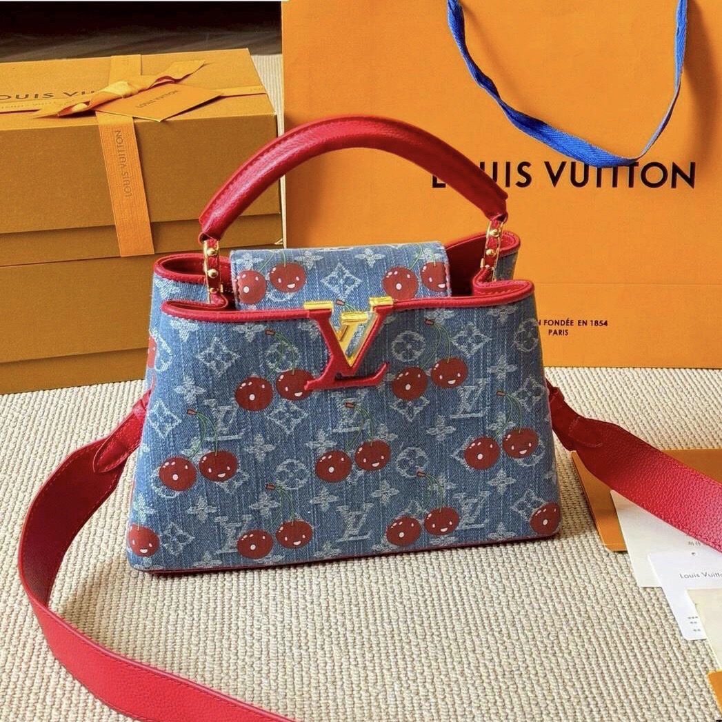 LV Capucines Monogram cherry denim กระเป๋าถือสุดหรูรูปทรงสวยคลาสสิกมาพร้อมหูจับในตัว สวยคมสะกดทุกสายตา ที่สุดของความสวยในราคาเบาๆ โดดเด่นมีชีวิตชีวา ด้วยเดนิมวินเทจปักลายเชอร์รี่สีสันสดใสสะดุดตาสะท้อนสไตล์ไอคอนิก