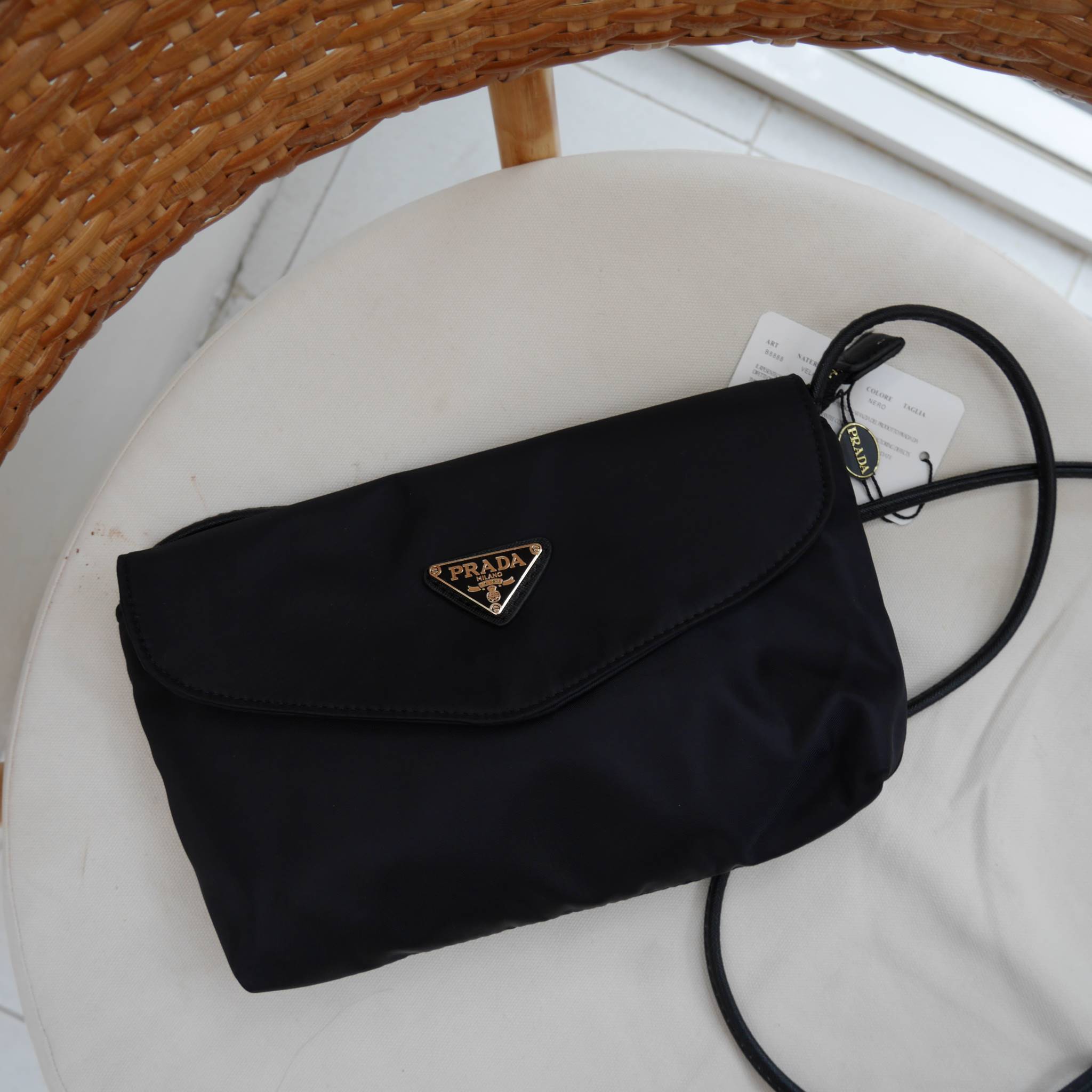 Best Seller! จากงานพรีเมี่ยมกิ้ฟ จากเคาเตอร์ต่างประเทศ จากแบรนด์ PRADA ค่า เป็น กระเป๋าผ้าไนล่อน ตามแบบฉบับของแบรนด์เลย ใบนี้มีสายยาวให้คะ เลิศมาก สะพายเป็น shoulder bag ได้เลย ขนาดกำลังดีคะ ตัวกระเป๋าเบามาก ใส่มือถือได้ทุกรุ่น ใช้แล้วสวยมากๆ อะไหล่ทองหรู