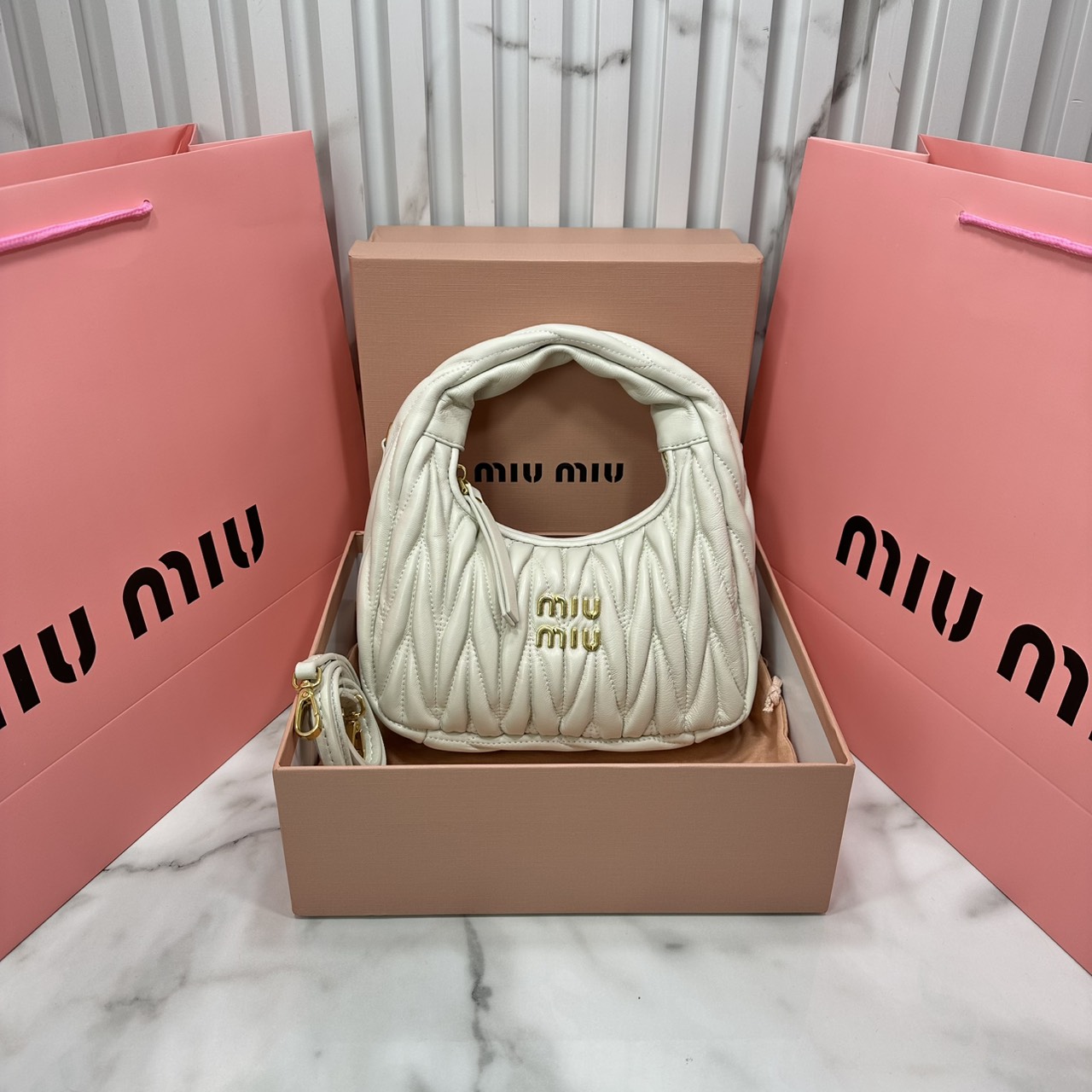 ORI หนังแท้ | MIU MIU Wander matelassé nappa leather hobo bag Small 22cm กระเป๋าสะพายทรงโฮโบ คิ้วท์สุดปัง ลุคลูกคุณหรูหราด้วยดีไซน์จับจีบนูนลวดลายเป็นเอกลักษณ์ หูจับในตัว ถือแบบเลิศๆ หรือจะใส่สายสะพายข้างก็ได้อีกลุค