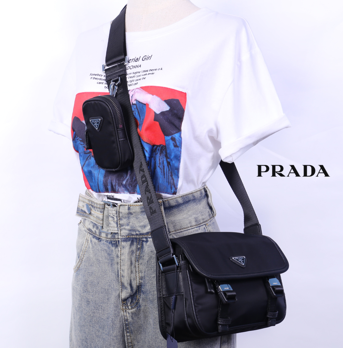 Prada Nylon and Saffiano Leather Bag with Strap กระเป๋าสะพายแบบ Crossbody ใช้ได้ทั้งหญิงชาย มาพร้อมกระเป๋าใส่เหรียญใบเล็กน่ารัก เปิด-ปิดด้วยตัวล็อค ด้านในยังแบ่งช่องเป็นสัดส่วน จุของได้เยอะ ซับในด้วยผ้าพิมพ์ลายแบรนด์อย่างดี และยังมี 1 ช่องซิปด้านหลัง สายส