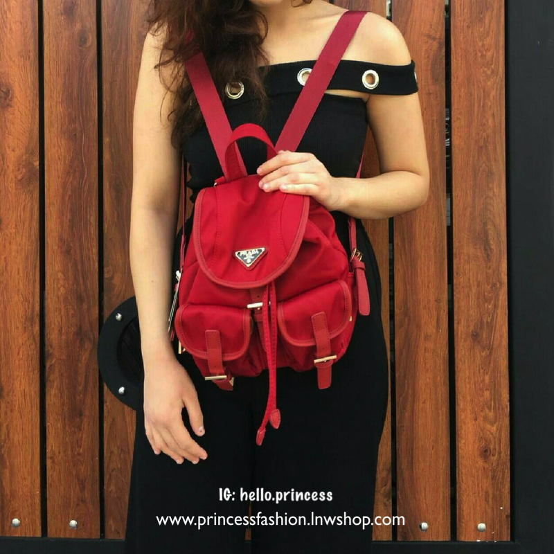 PRADA MINI BACKPACK with chain จากพรีเมี่ยมกิ้ฟจากเคาน์เตอร์แบรนด์วัสดุ Nylon เนื้อหนาคุณภาพดีตามแบบฉบับของแบรนด์ ขนาดมินิน่ารักเว่อร์ เปิดปิดด้วยฝากระดุม น้ำหนักเบา ภายในมี1ช่องซิป ซับใน Polyester 100% มาพร้อมหูหิ้วและสายสะพายเลื่อนปรับได้ ตัวจริงสวยมากๆ
