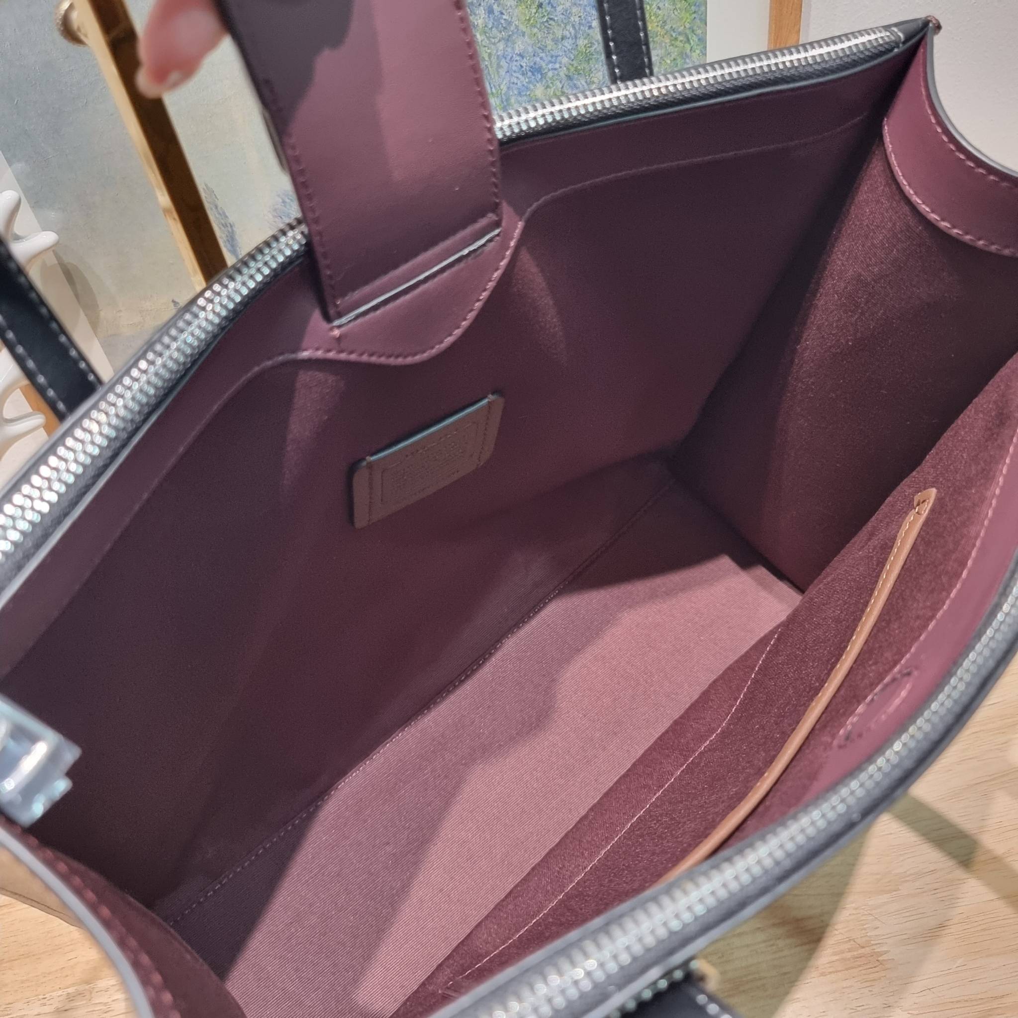 COACH NINA TOTE IN SIGNATURE CANVAS CL399 พร้อมส่ง 2 สี กระเป๋าโท้ทสะพายไหล่ ใบใหญ่ คอลเลคชั่นใหม่ ตอบโจทย์คนที่ชอบใส่ของเยอะๆได้อย่างดี ดีไซน์รูปทรงคลาสสิค เรียบหรู